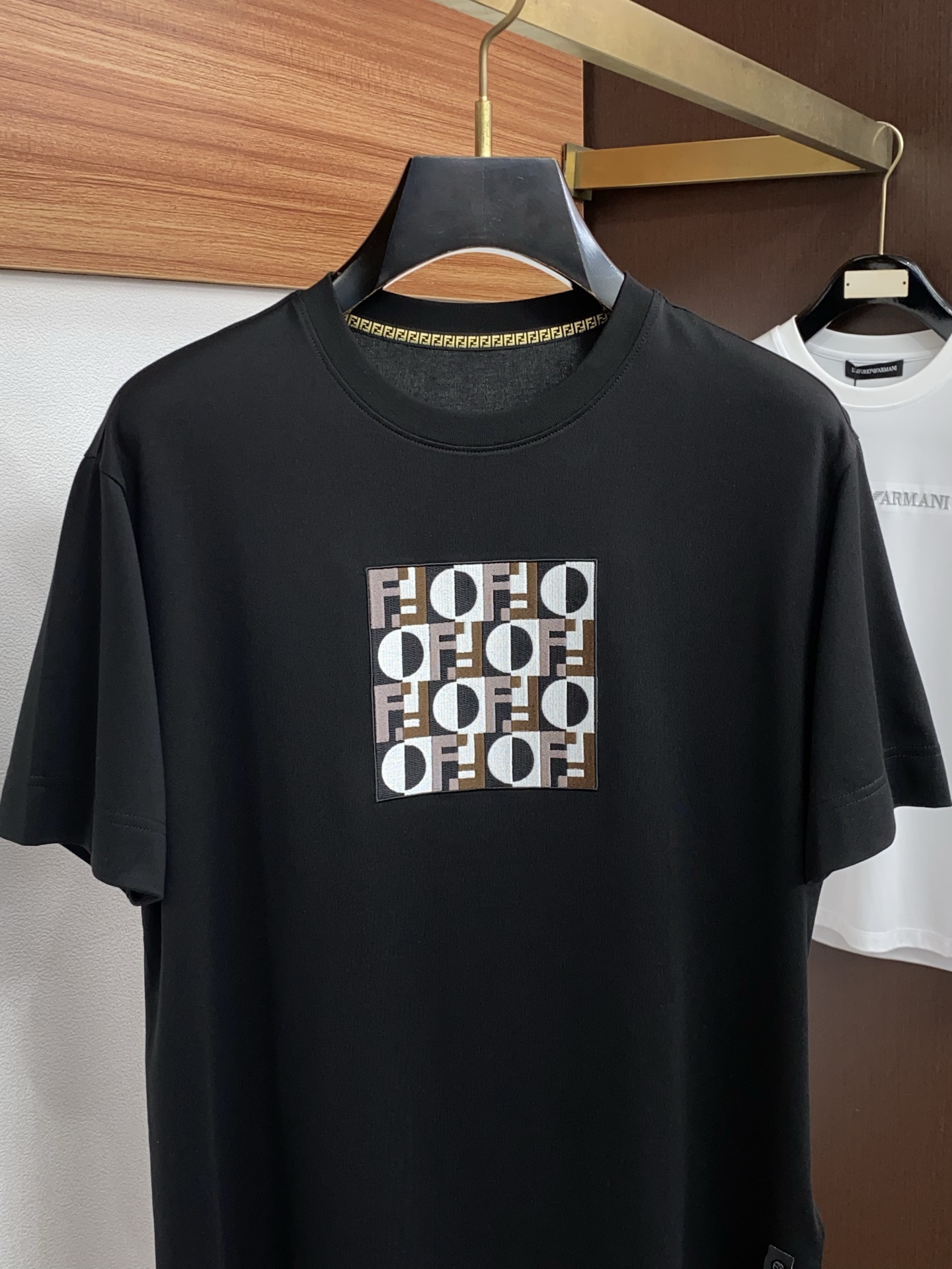 芬迪 26SS早春短袖T恤甄选软糯亲肤丝光棉面料制成，标准版圆领短袖裁剪，更适合日常穿着。简约不失设计感