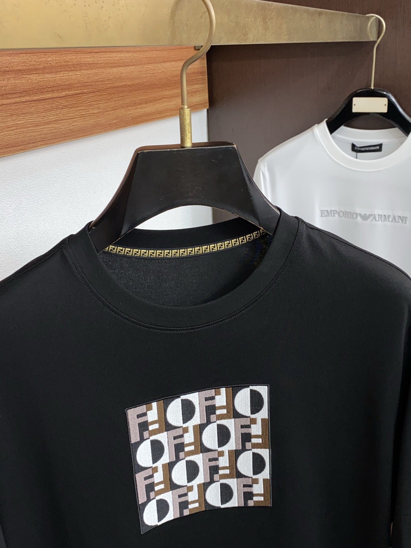 芬迪 26SS早春短袖T恤甄选软糯亲肤丝光棉面料制成，标准版圆领短袖裁剪，更适合日常穿着。简约不失设计感