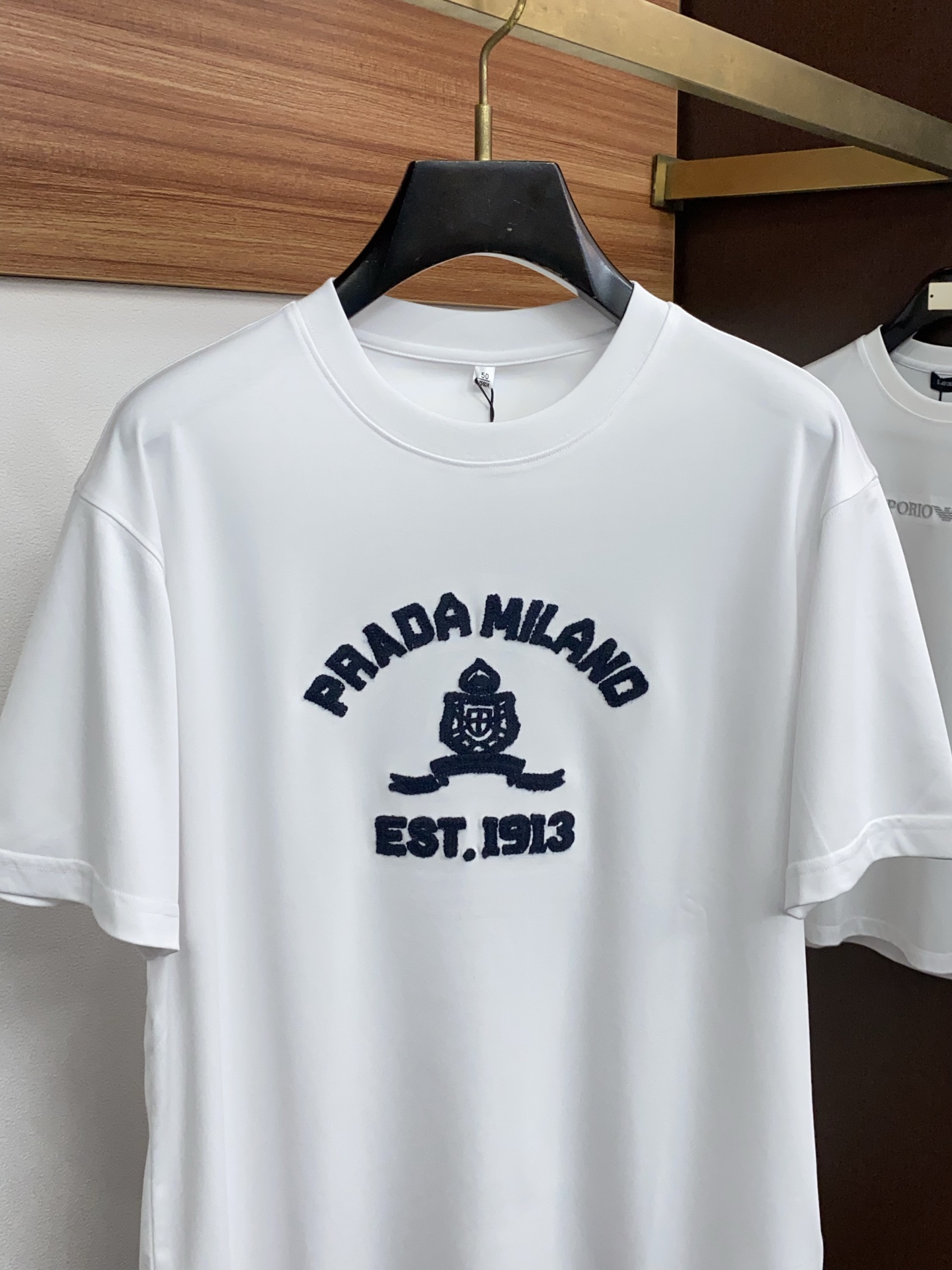 普拉达 26SS早春短袖T恤甄选软糯亲肤丝光棉面料制成，标准版圆领短袖裁剪，更适合日常穿着。简约不失设计