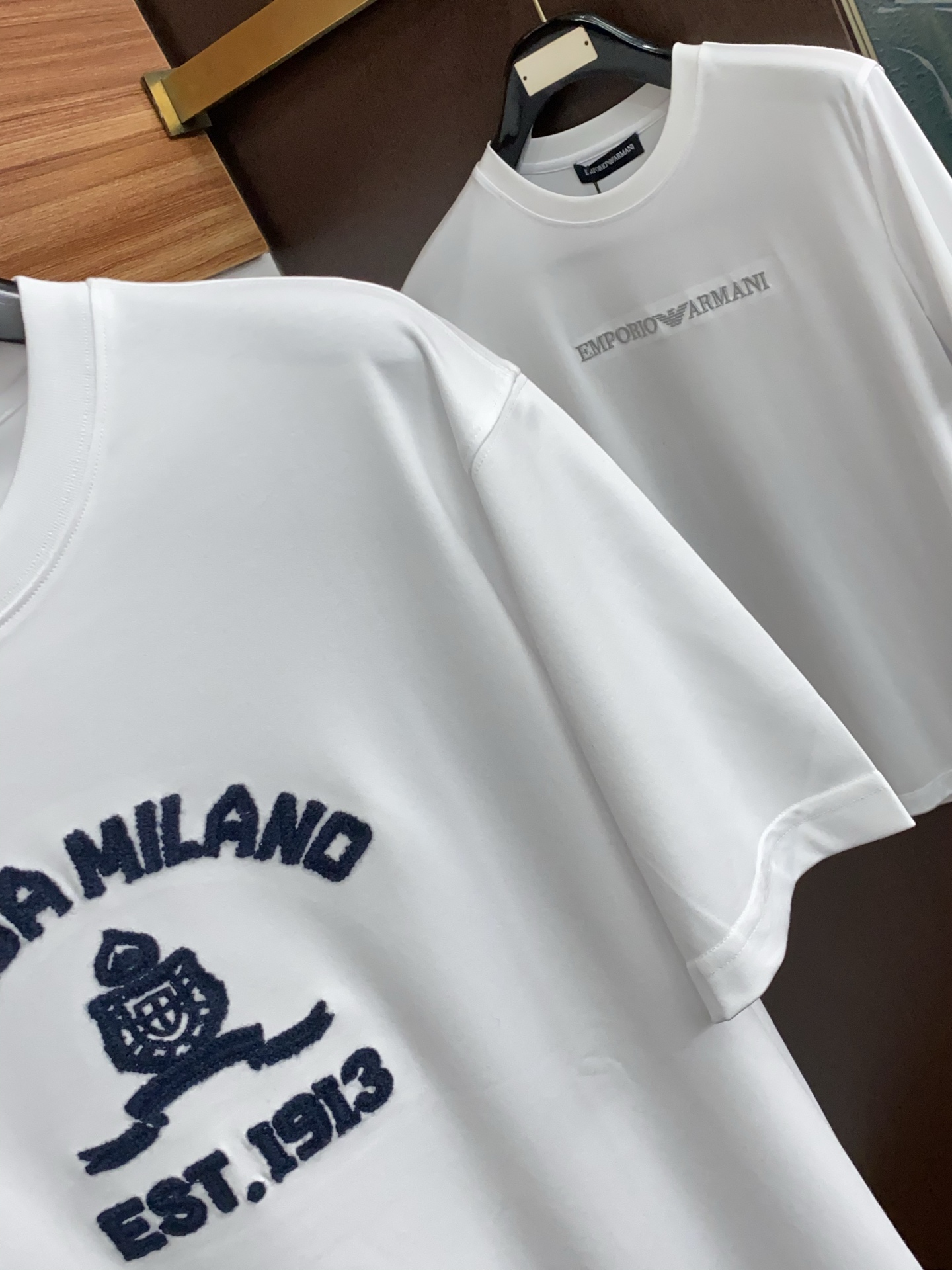 普拉达 26SS早春短袖T恤甄选软糯亲肤丝光棉面料制成，标准版圆领短袖裁剪，更适合日常穿着。简约不失设计