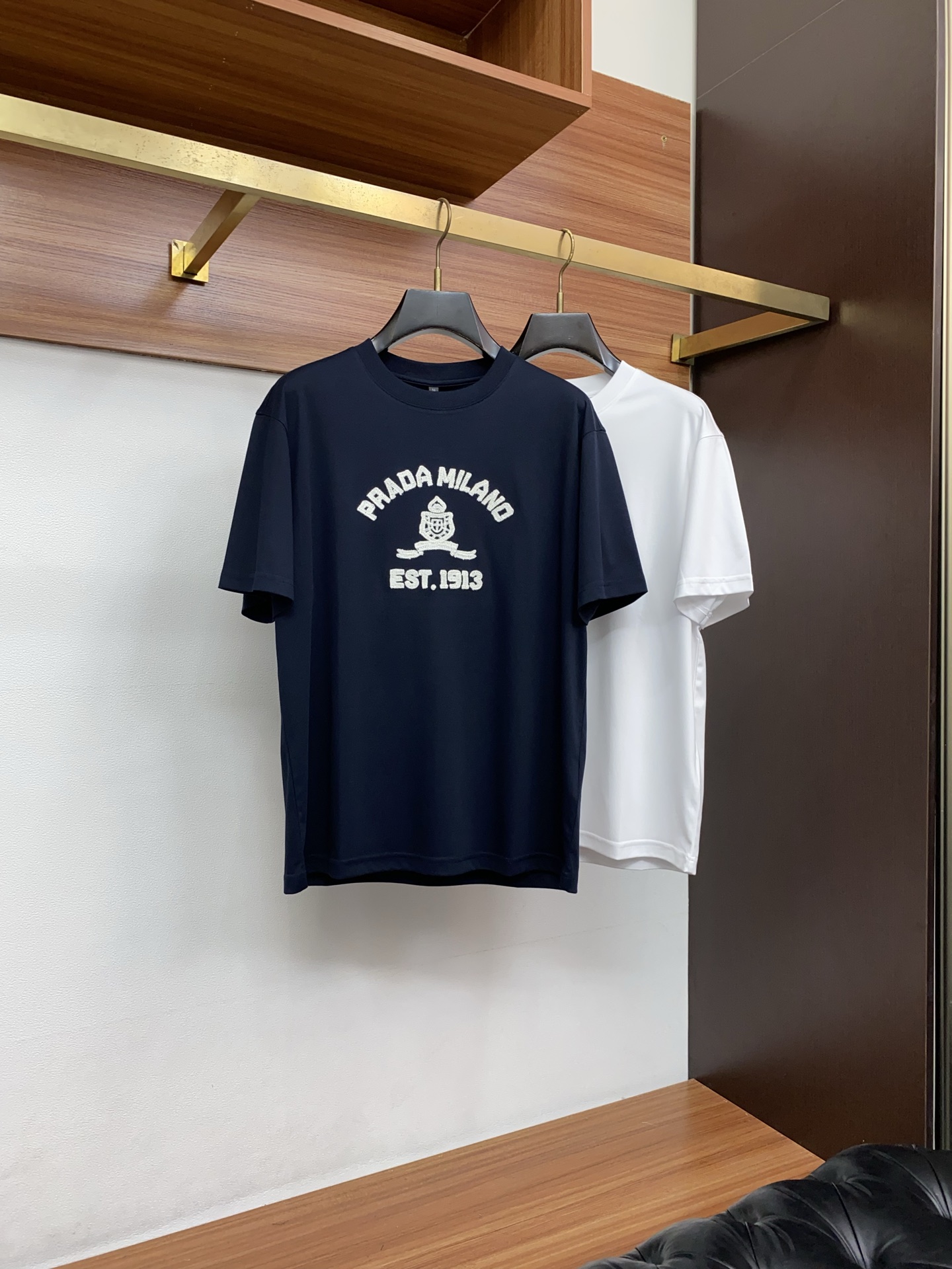 普拉达 26SS早春短袖T恤甄选软糯亲肤丝光棉面料制成，标准版圆领短袖裁剪，更适合日常穿着。简约不失设计