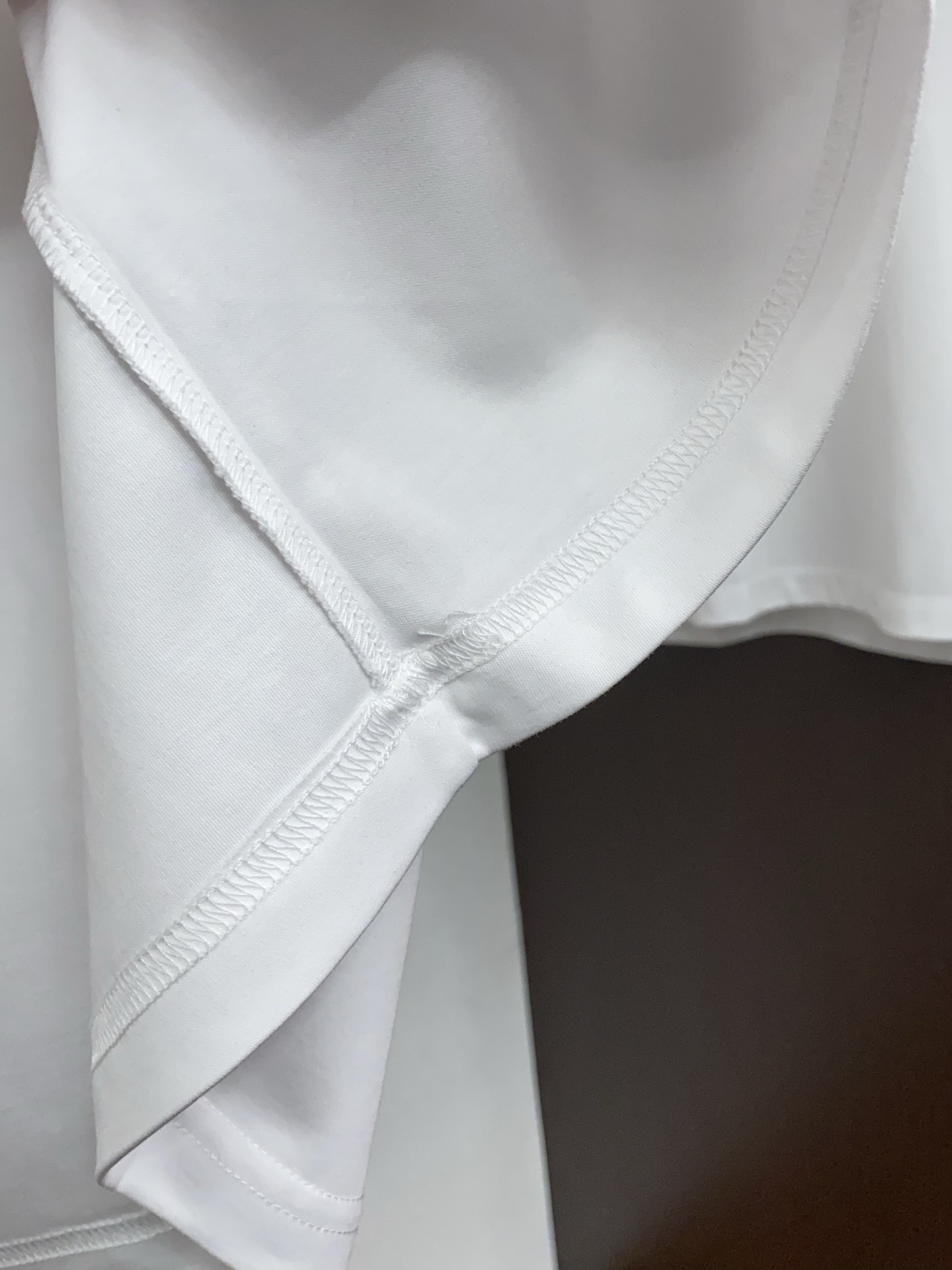 普拉达 26SS早春短袖T恤甄选软糯亲肤丝光棉面料制成，标准版圆领短袖裁剪，更适合日常穿着。简约不失设计