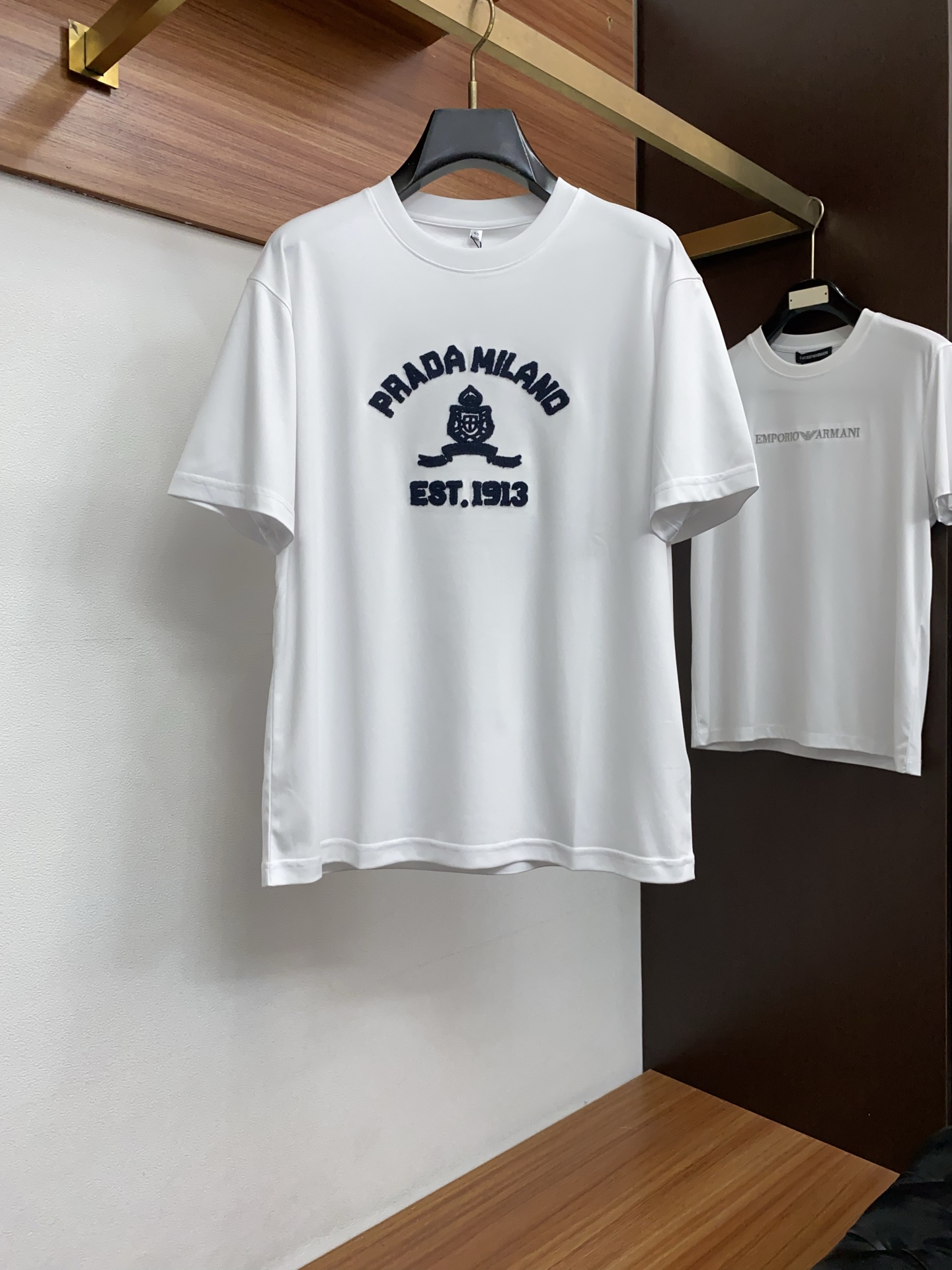 普拉达 26SS早春短袖T恤甄选软糯亲肤丝光棉面料制成，标准版圆领短袖裁剪，更适合日常穿着。简约不失设计