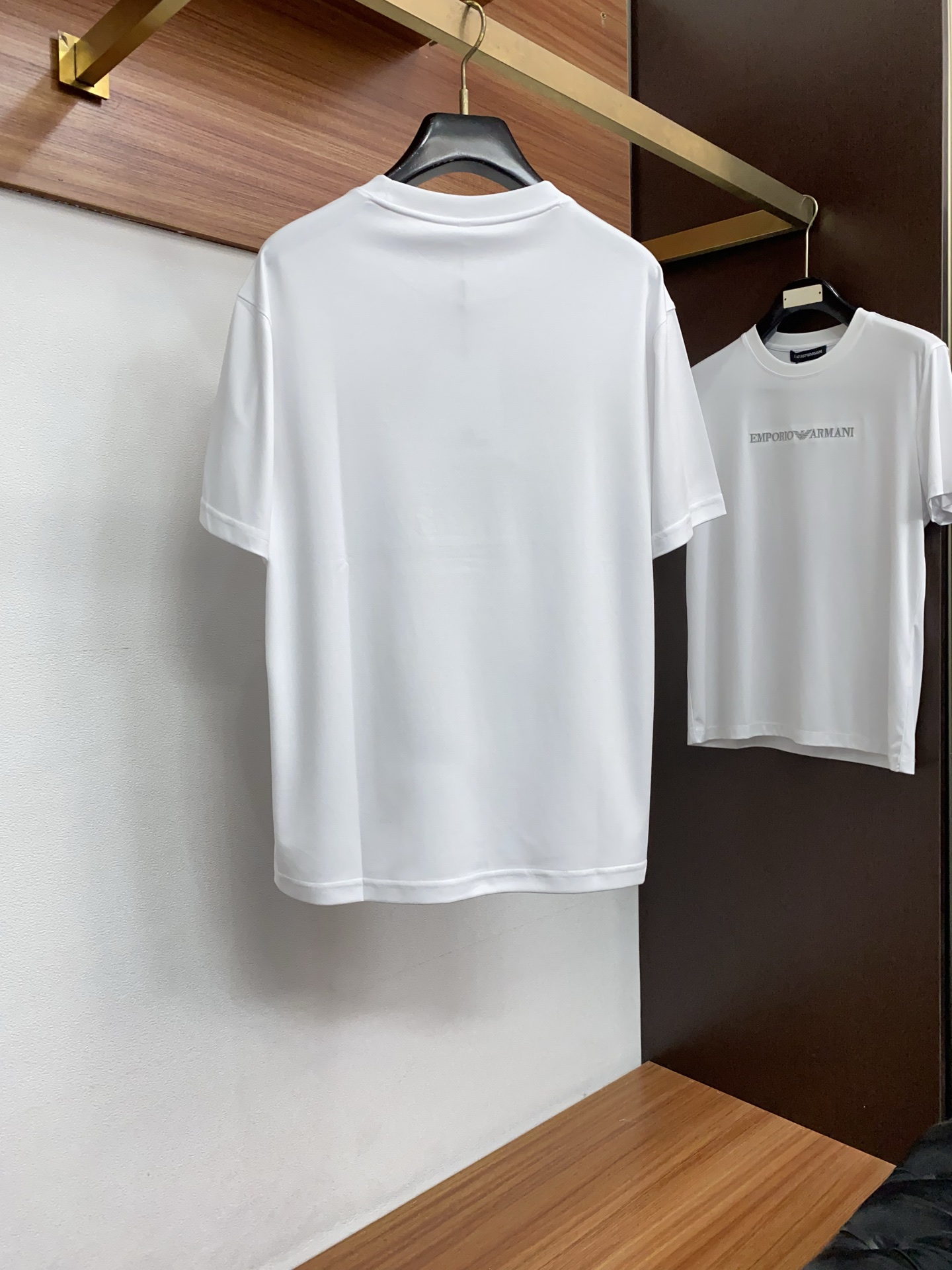 普拉达 26SS早春短袖T恤甄选软糯亲肤丝光棉面料制成，标准版圆领短袖裁剪，更适合日常穿着。简约不失设计