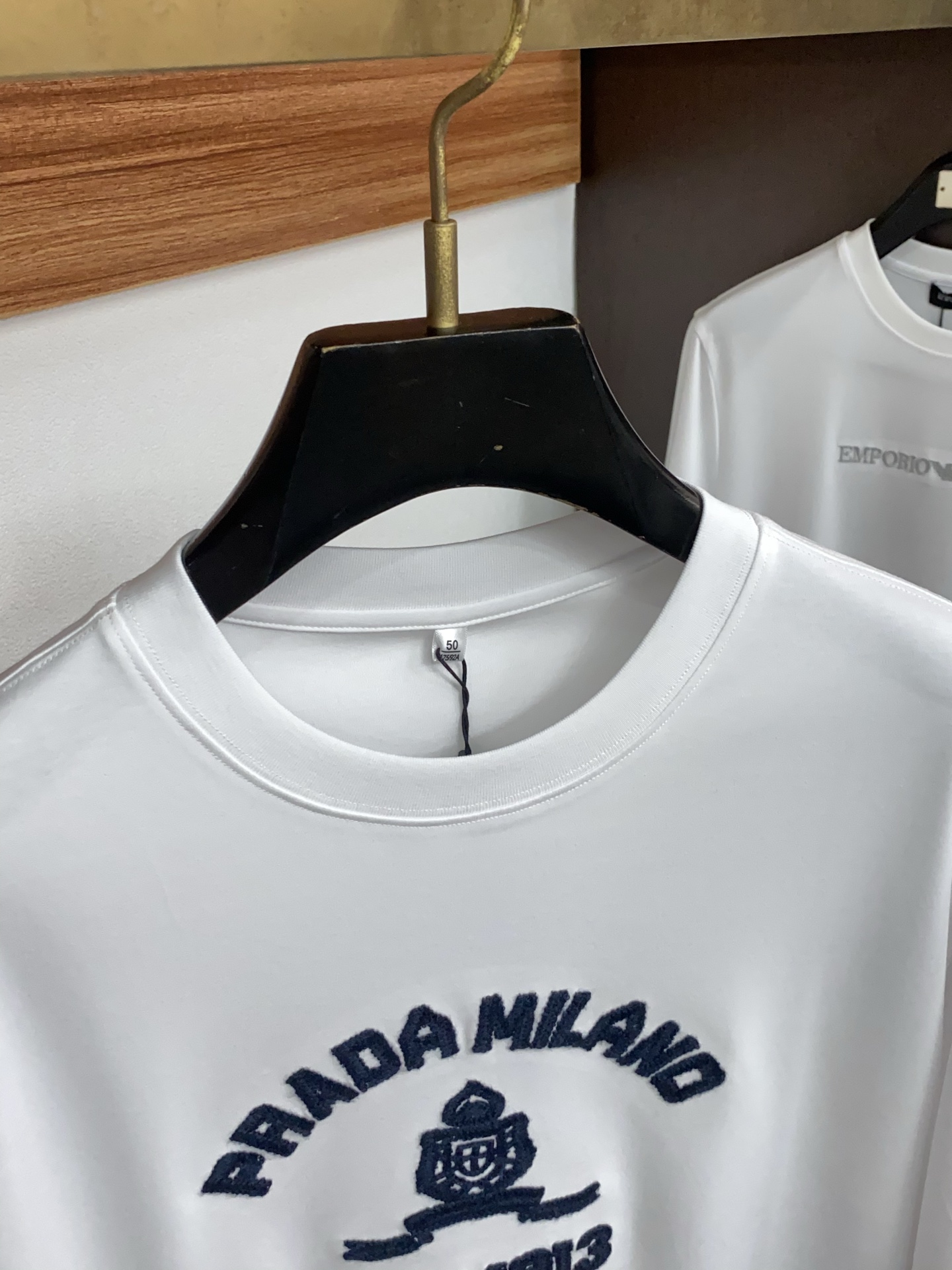 普拉达 26SS早春短袖T恤甄选软糯亲肤丝光棉面料制成，标准版圆领短袖裁剪，更适合日常穿着。简约不失设计