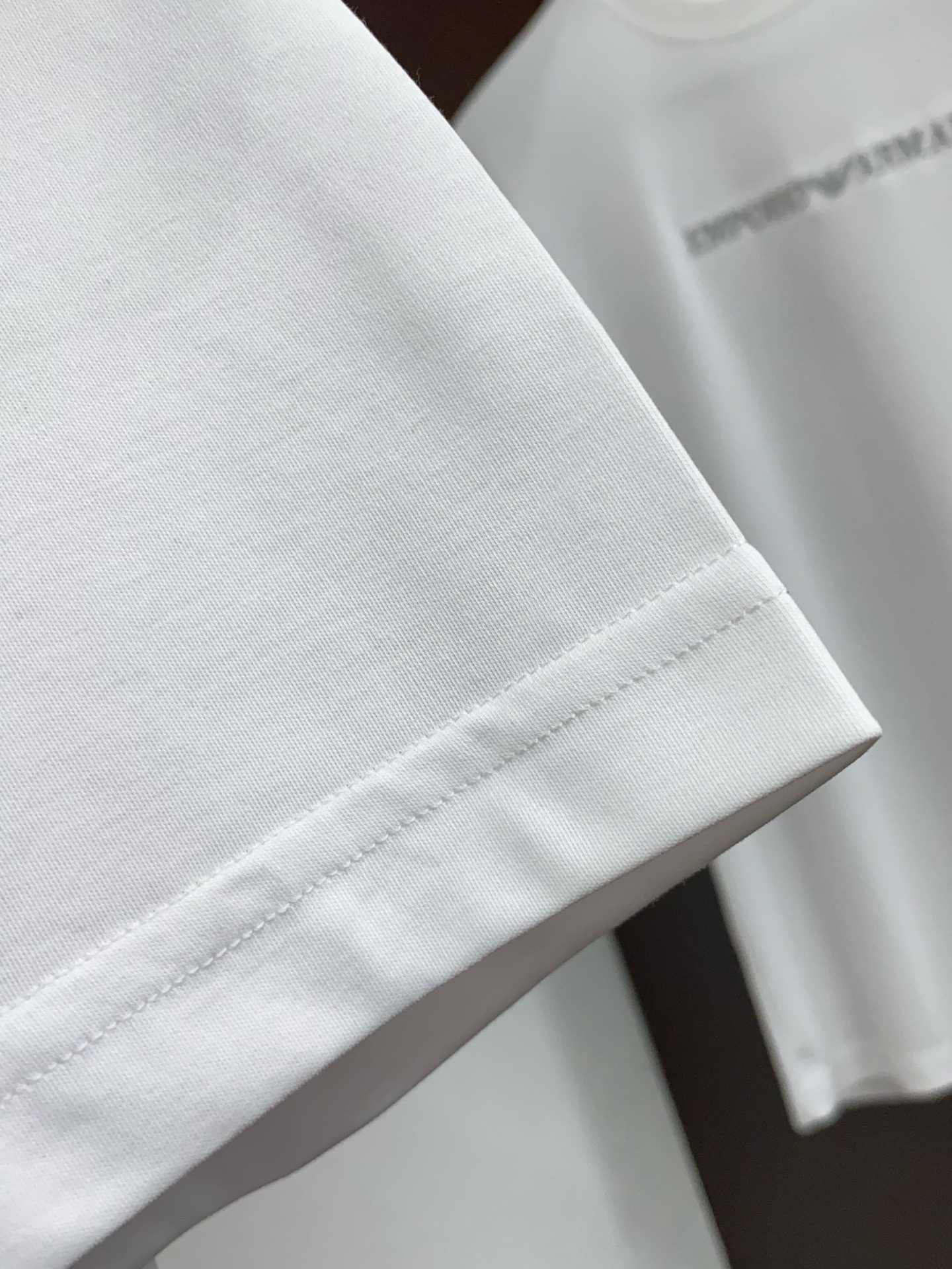 普拉达 26SS早春短袖T恤甄选软糯亲肤丝光棉面料制成，标准版圆领短袖裁剪，更适合日常穿着。简约不失设计