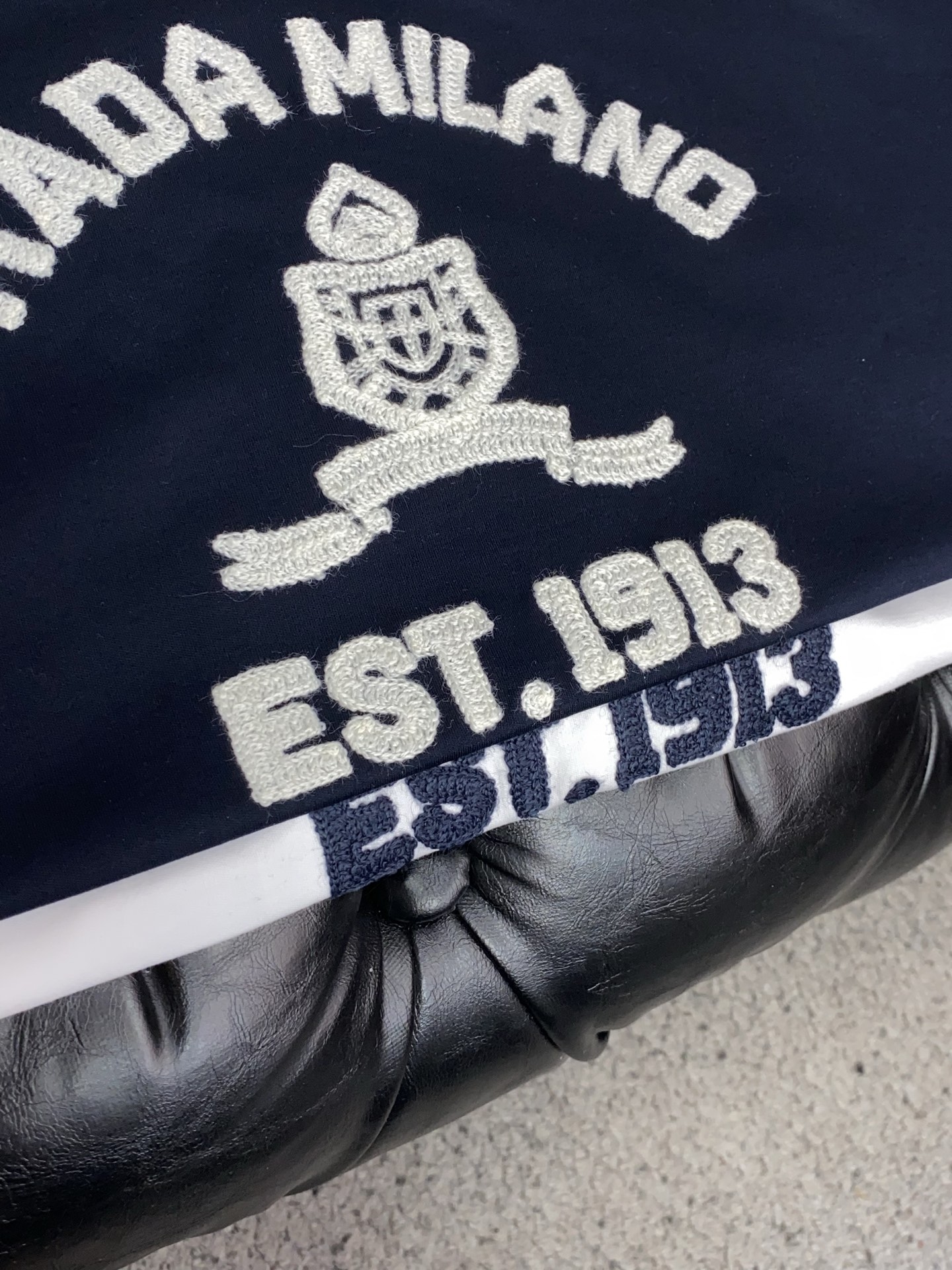 普拉达 26SS早春短袖T恤甄选软糯亲肤丝光棉面料制成，标准版圆领短袖裁剪，更适合日常穿着。简约不失设计