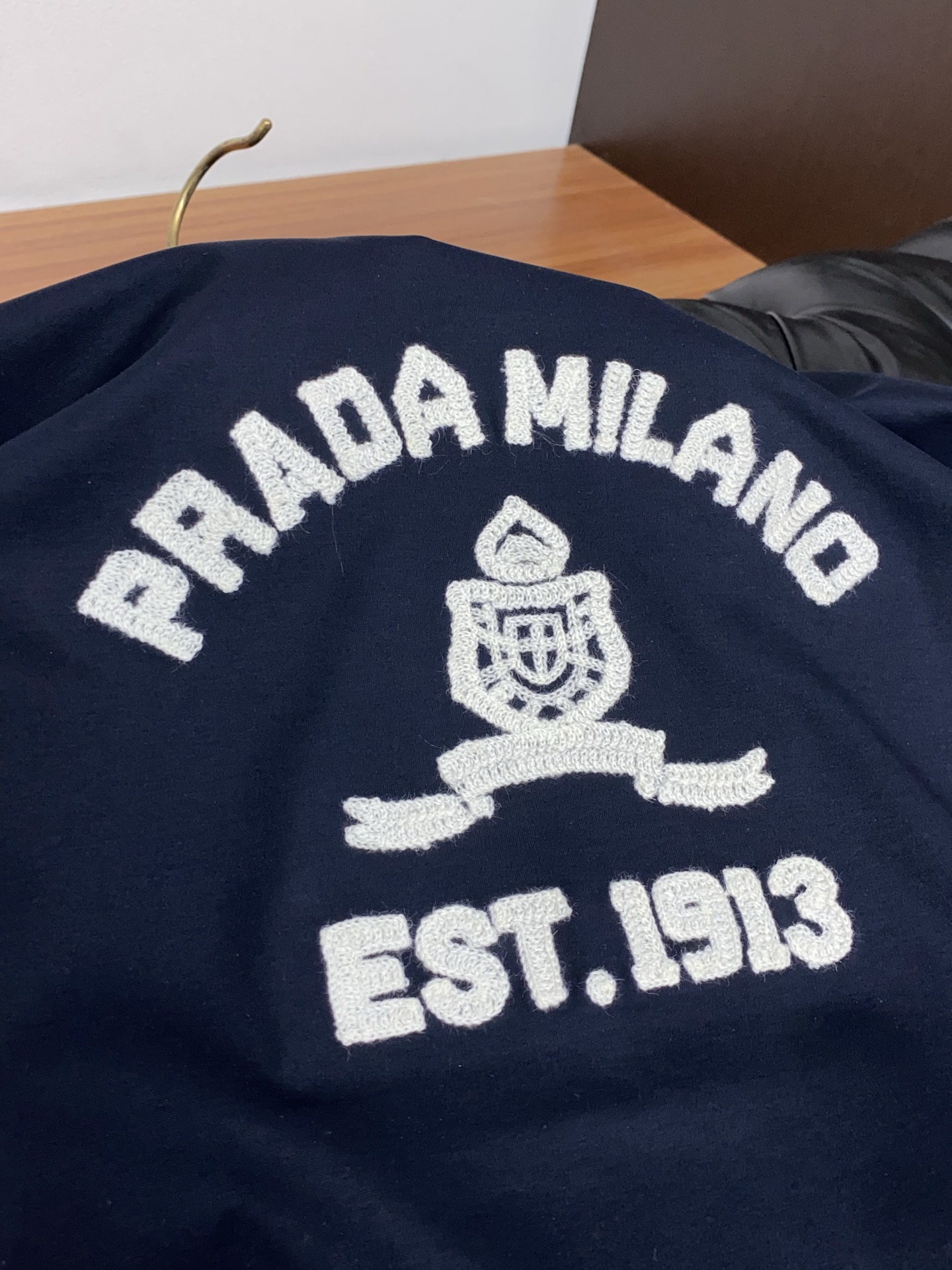 普拉达 26SS早春短袖T恤甄选软糯亲肤丝光棉面料制成，标准版圆领短袖裁剪，更适合日常穿着。简约不失设计