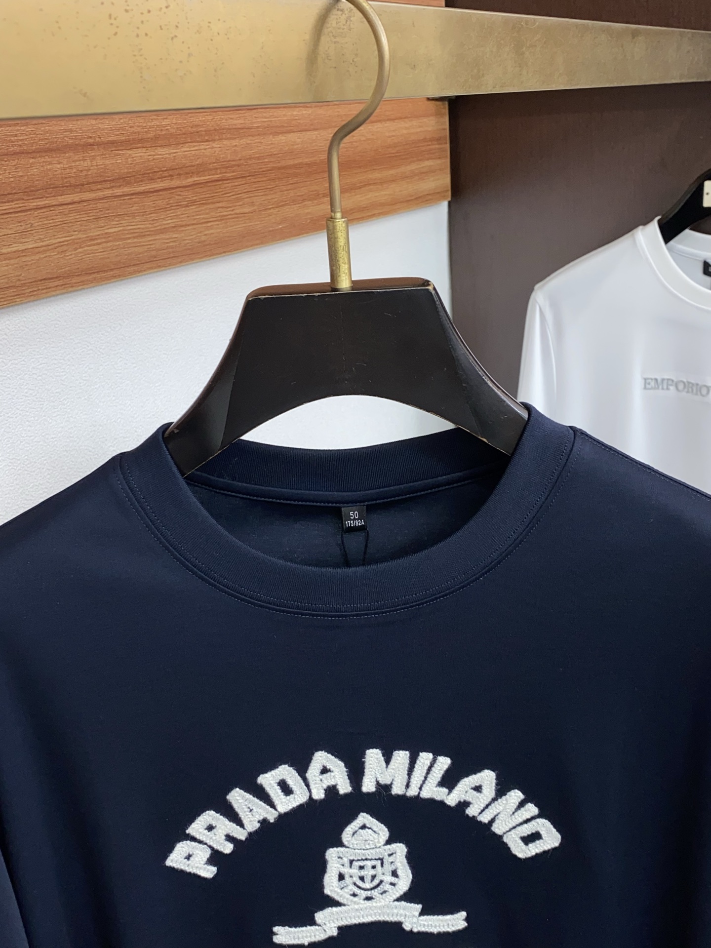 普拉达 26SS早春短袖T恤甄选软糯亲肤丝光棉面料制成，标准版圆领短袖裁剪，更适合日常穿着。简约不失设计