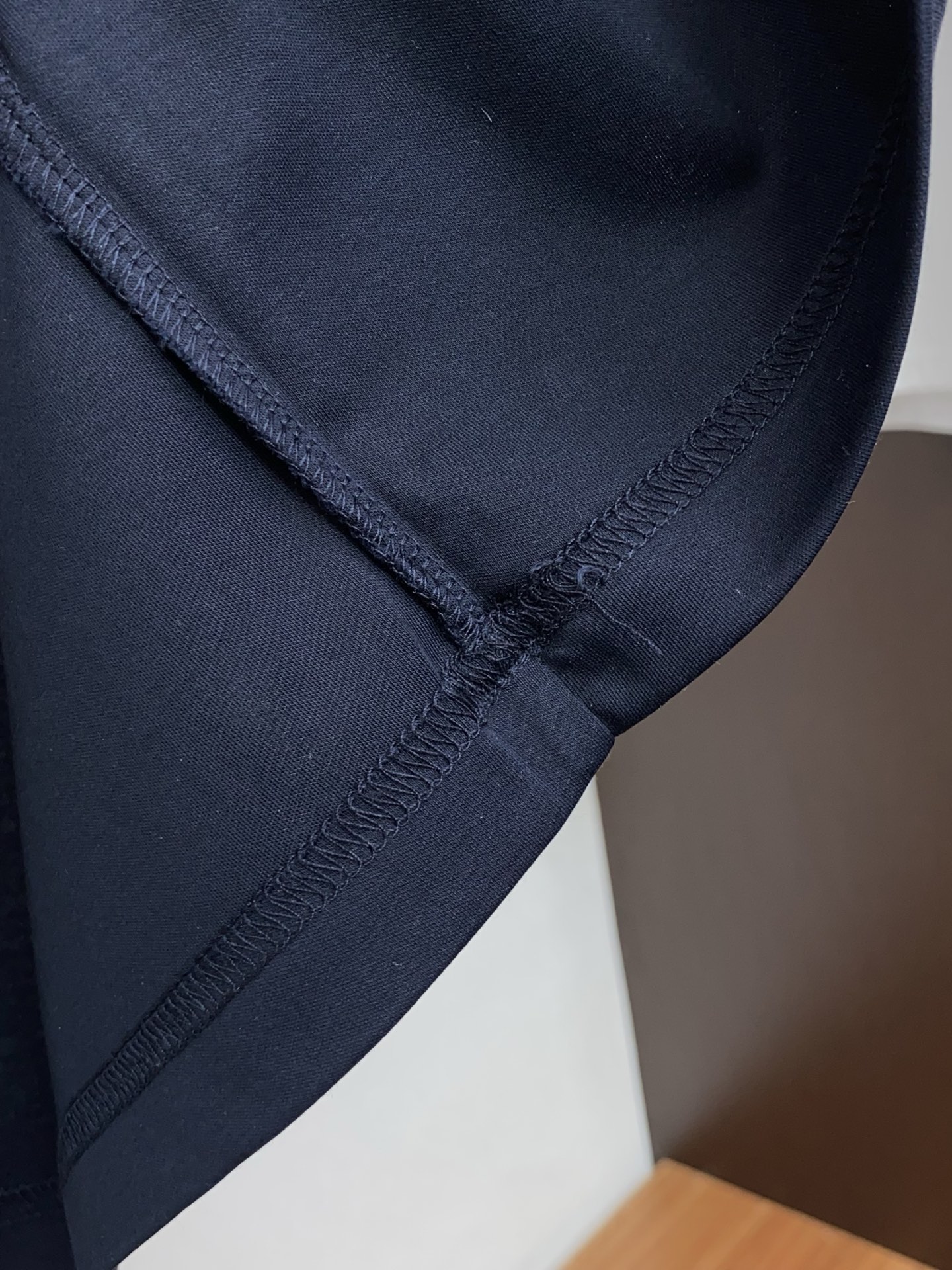 普拉达 26SS早春短袖T恤甄选软糯亲肤丝光棉面料制成，标准版圆领短袖裁剪，更适合日常穿着。简约不失设计