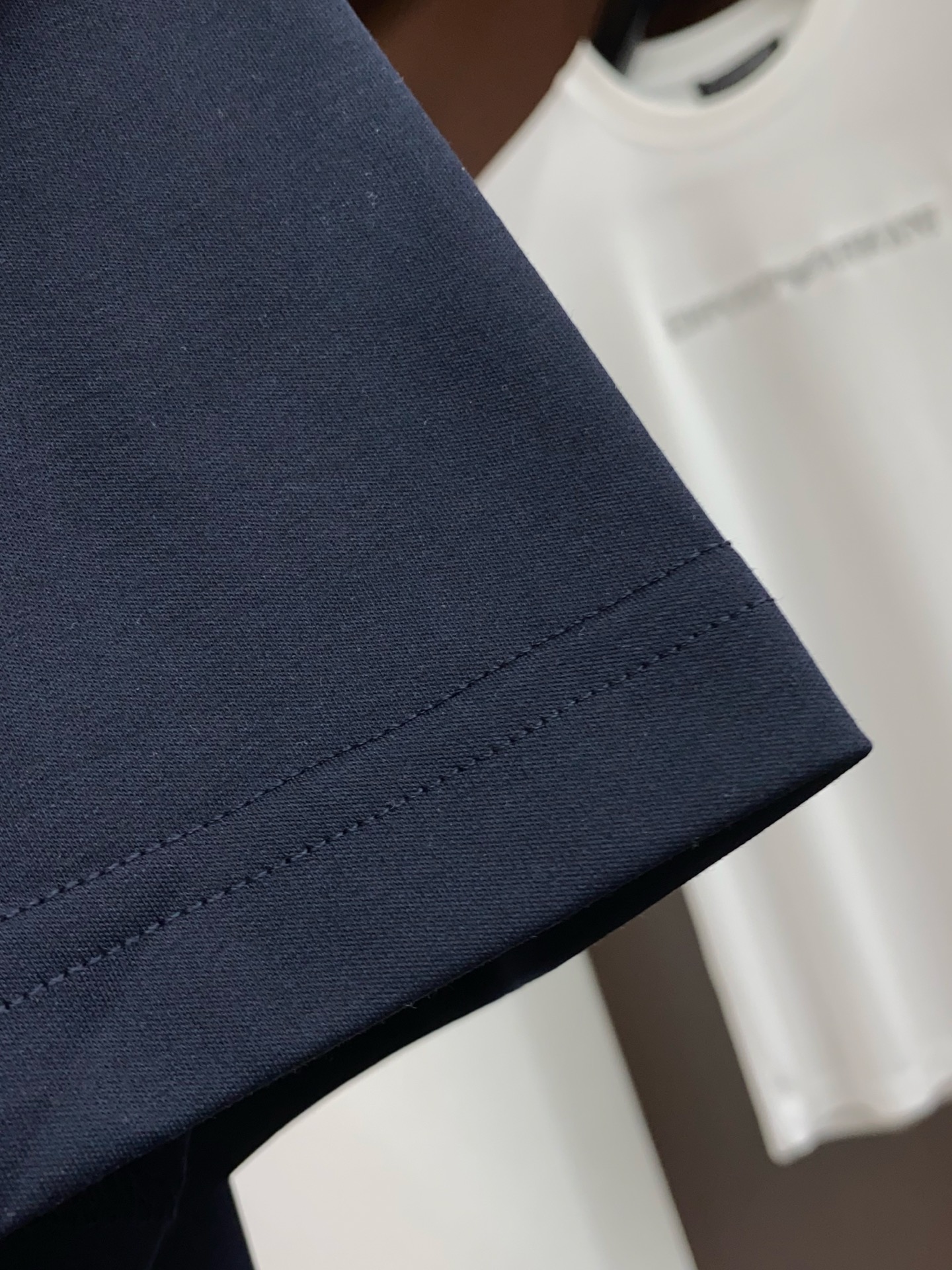 普拉达 26SS早春短袖T恤甄选软糯亲肤丝光棉面料制成，标准版圆领短袖裁剪，更适合日常穿着。简约不失设计