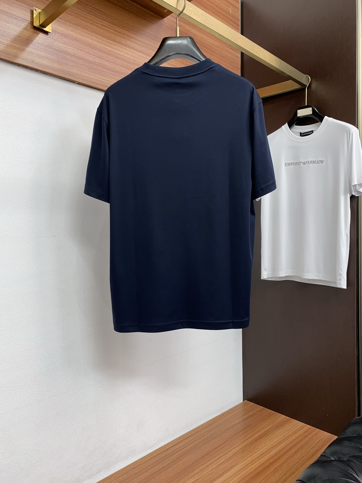 普拉达 26SS早春短袖T恤甄选软糯亲肤丝光棉面料制成，标准版圆领短袖裁剪，更适合日常穿着。简约不失设计