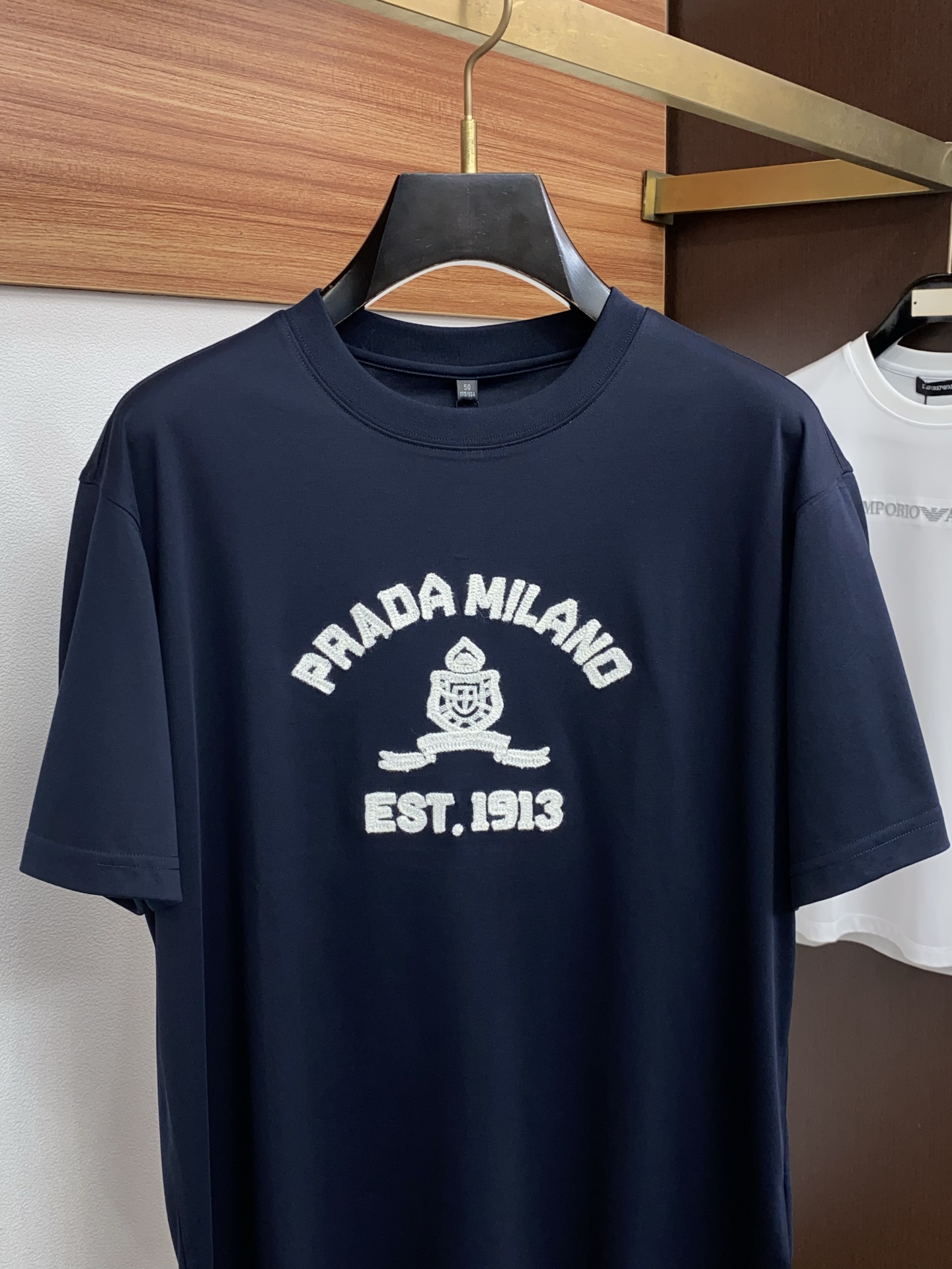 普拉达 26SS早春短袖T恤甄选软糯亲肤丝光棉面料制成，标准版圆领短袖裁剪，更适合日常穿着。简约不失设计