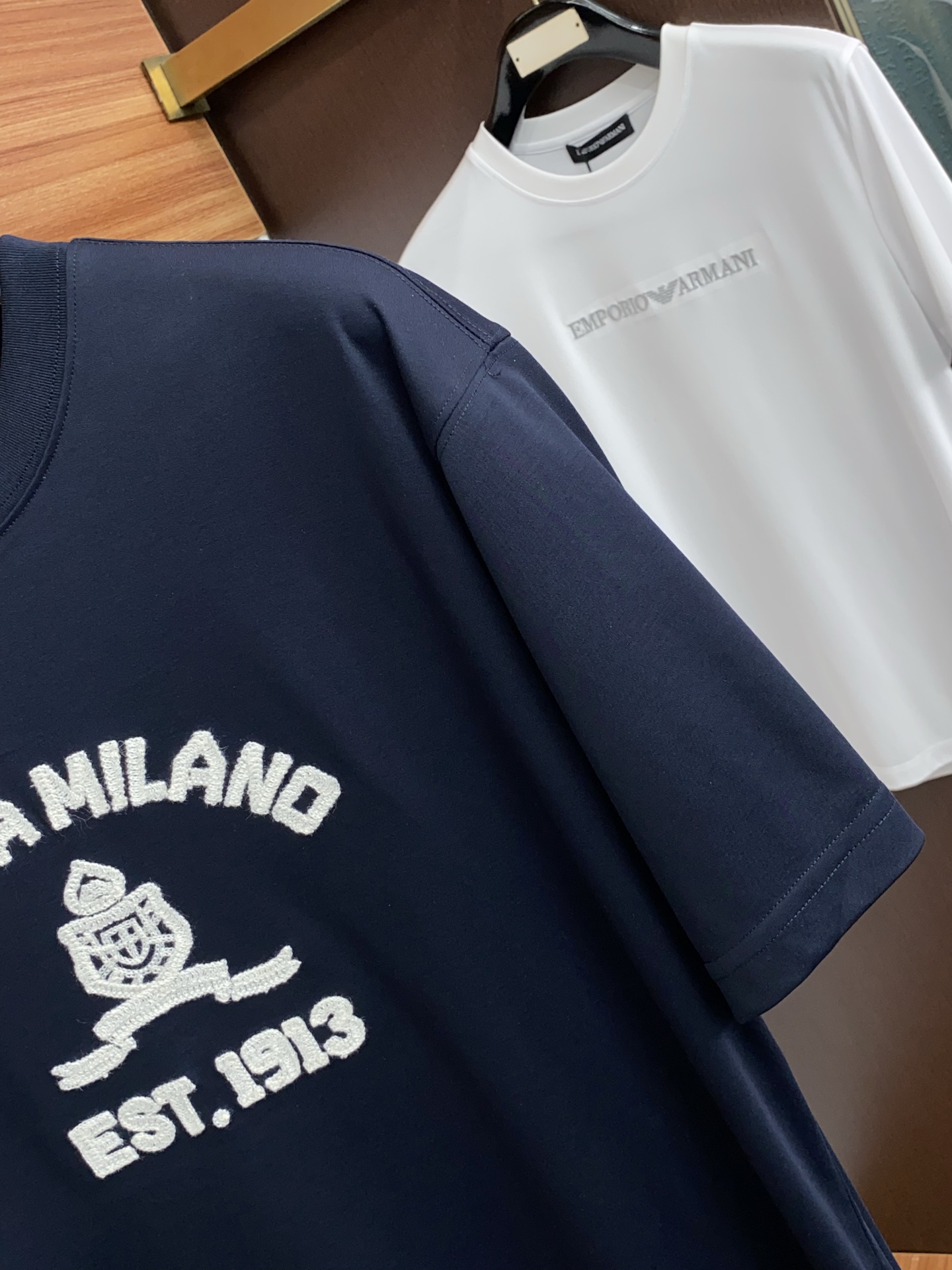 普拉达 26SS早春短袖T恤甄选软糯亲肤丝光棉面料制成，标准版圆领短袖裁剪，更适合日常穿着。简约不失设计