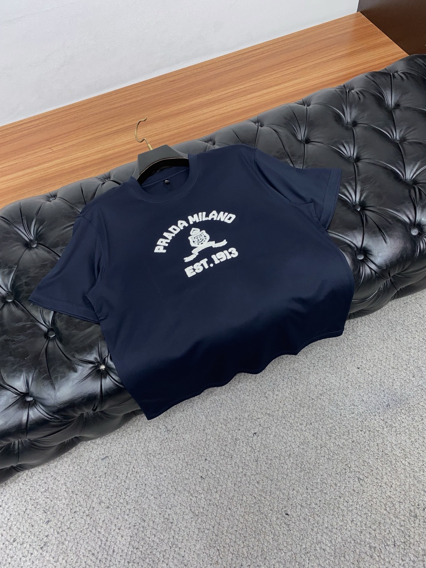 普拉达 26SS早春短袖T恤甄选软糯亲肤丝光棉面料制成，标准版圆领短袖裁剪，更适合日常穿着。简约不失设计