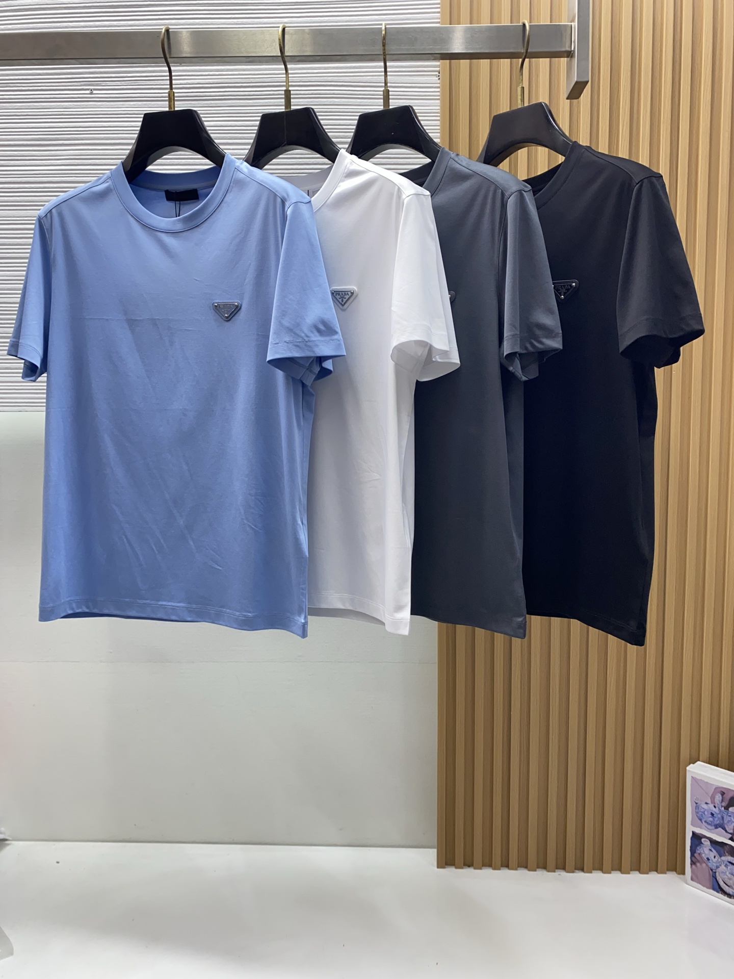 普拉达 高级定制 2026新款短袖 百搭款式 任何人都可以轻松驾驭 面料全订制工艺 高定一等品丝光棉面料