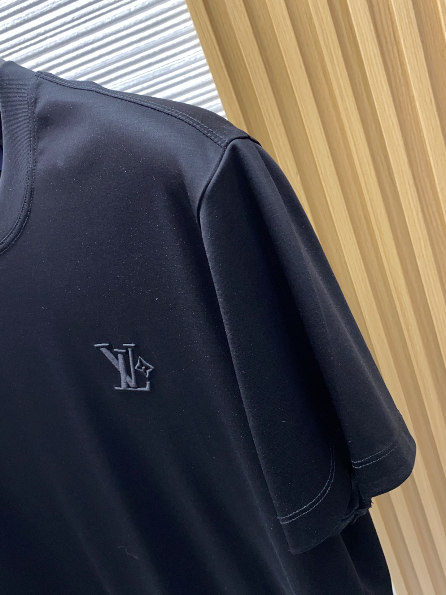 1v路易威登 高级定制 2026新款短袖 百搭款式 任何人都可以轻松驾驭 面料全订制工艺 高定一等品丝光