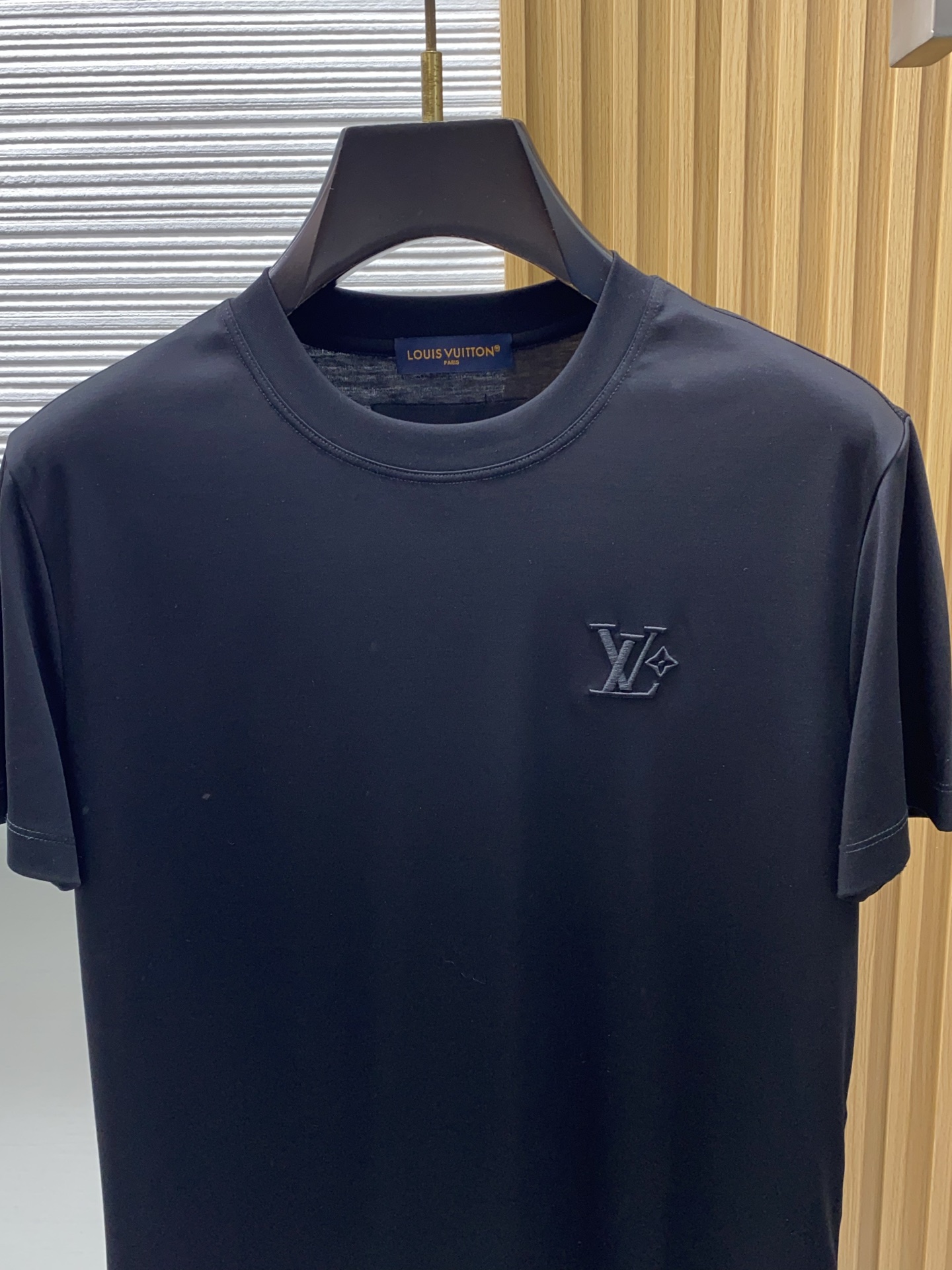 1v路易威登 高级定制 2026新款短袖 百搭款式 任何人都可以轻松驾驭 面料全订制工艺 高定一等品丝光