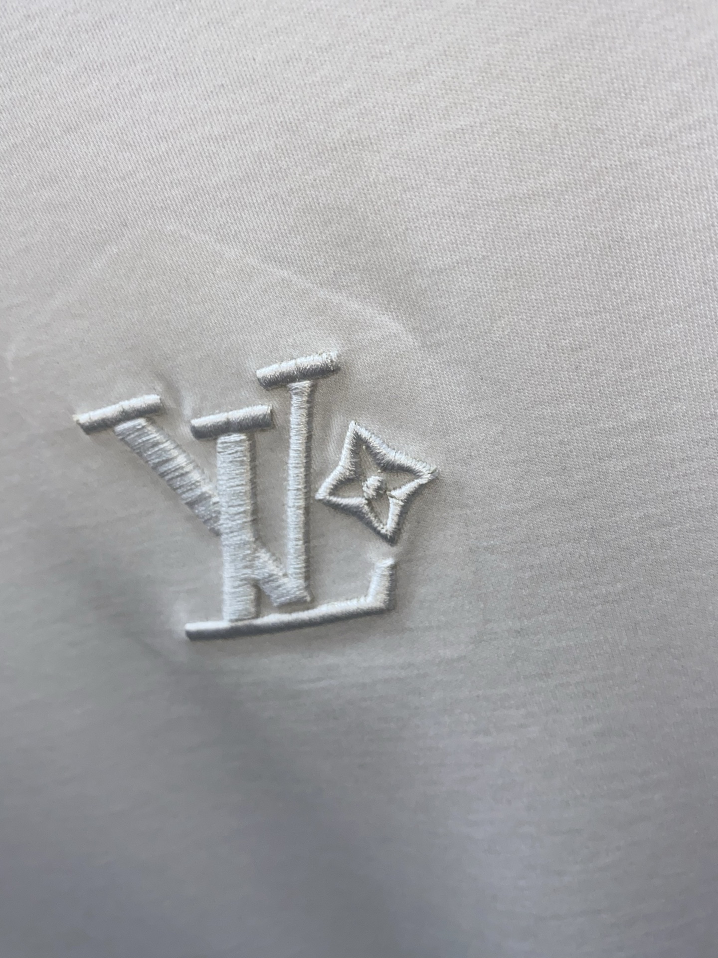 1v路易威登 高级定制 2026新款短袖 百搭款式 任何人都可以轻松驾驭 面料全订制工艺 高定一等品丝光