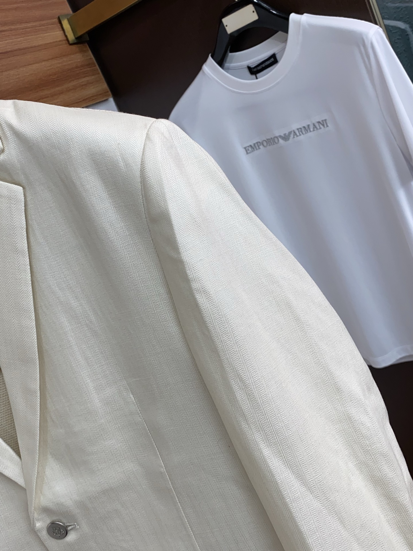 Loro piana 诺悠翩雅 2026新款男士休闲定制棉麻混纺西装领外套。穿上简约干练的休闲外套，瞬间