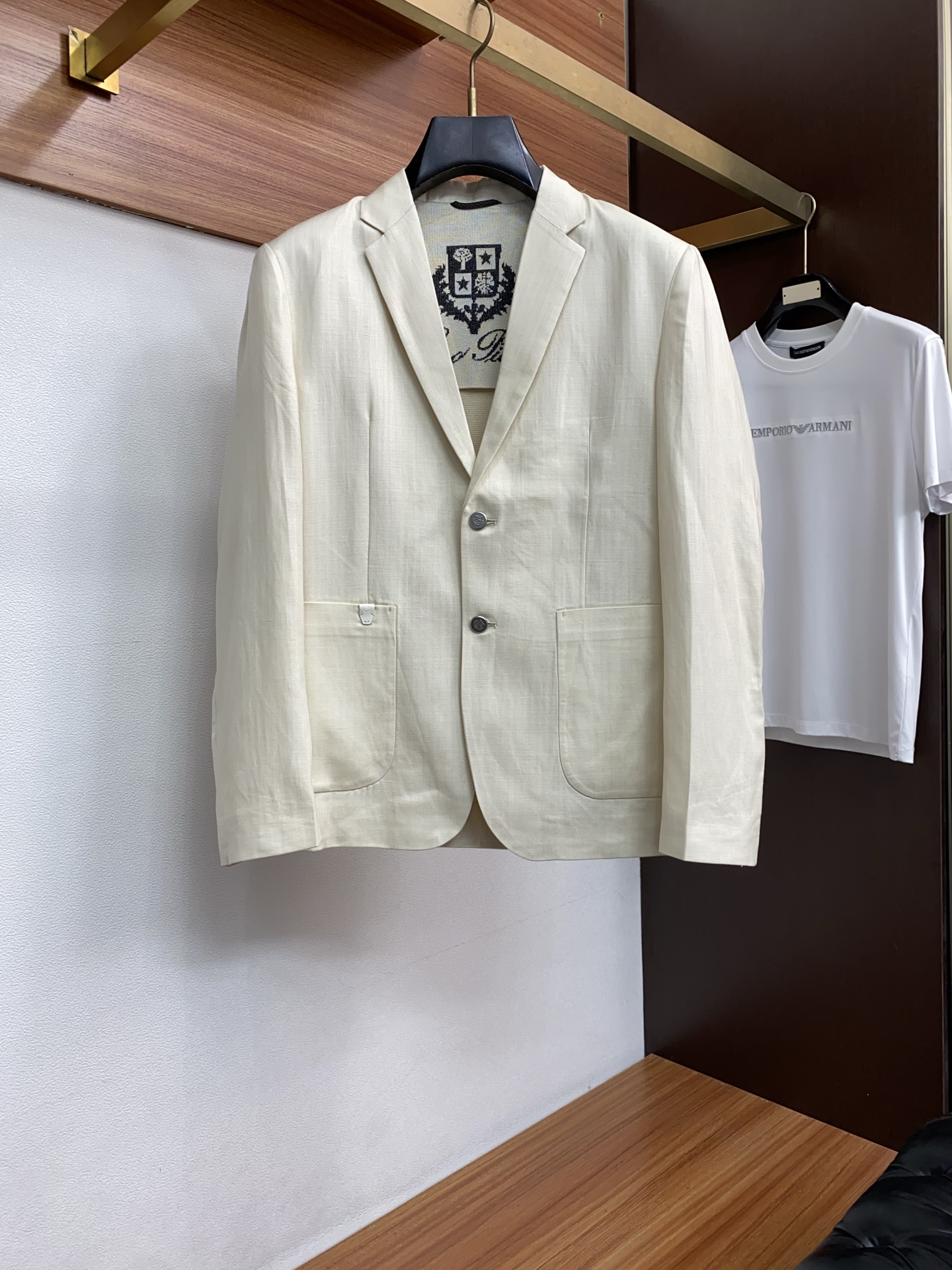 Loro piana 诺悠翩雅 2026新款男士休闲定制棉麻混纺西装领外套。穿上简约干练的休闲外套，瞬间