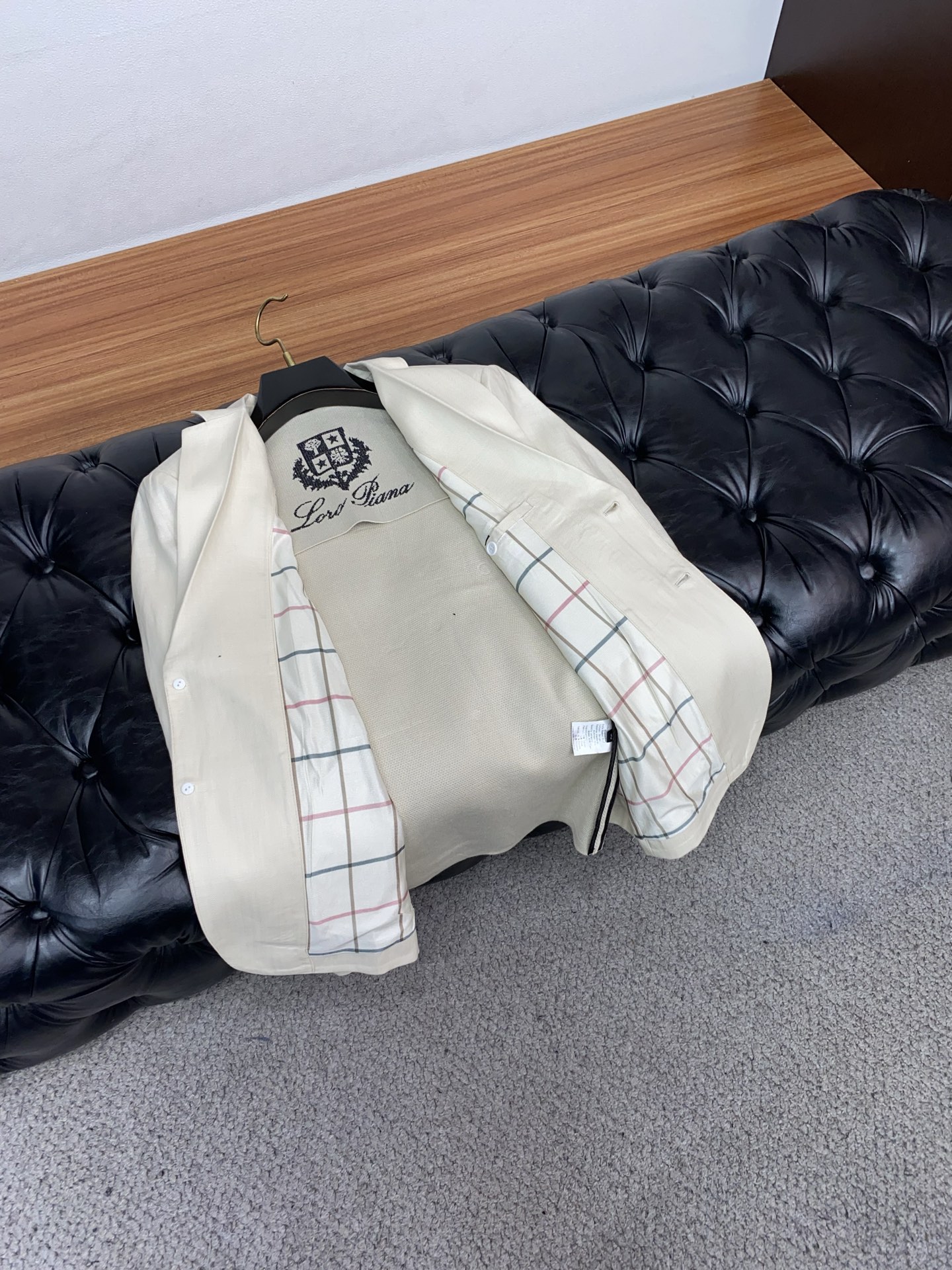 Loro piana 诺悠翩雅 2026新款男士休闲定制棉麻混纺西装领外套。穿上简约干练的休闲外套，瞬间