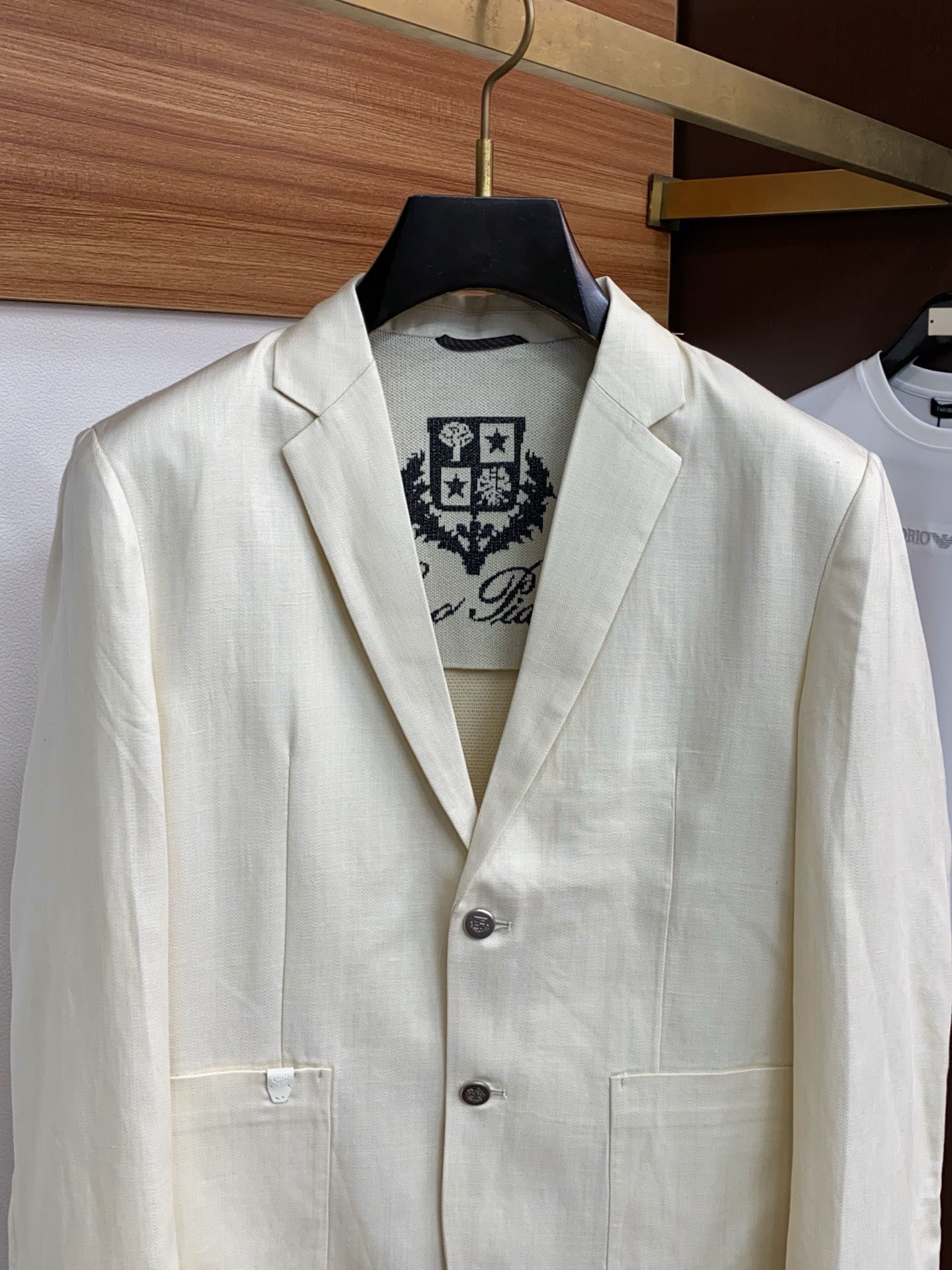 Loro piana 诺悠翩雅 2026新款男士休闲定制棉麻混纺西装领外套。穿上简约干练的休闲外套，瞬间