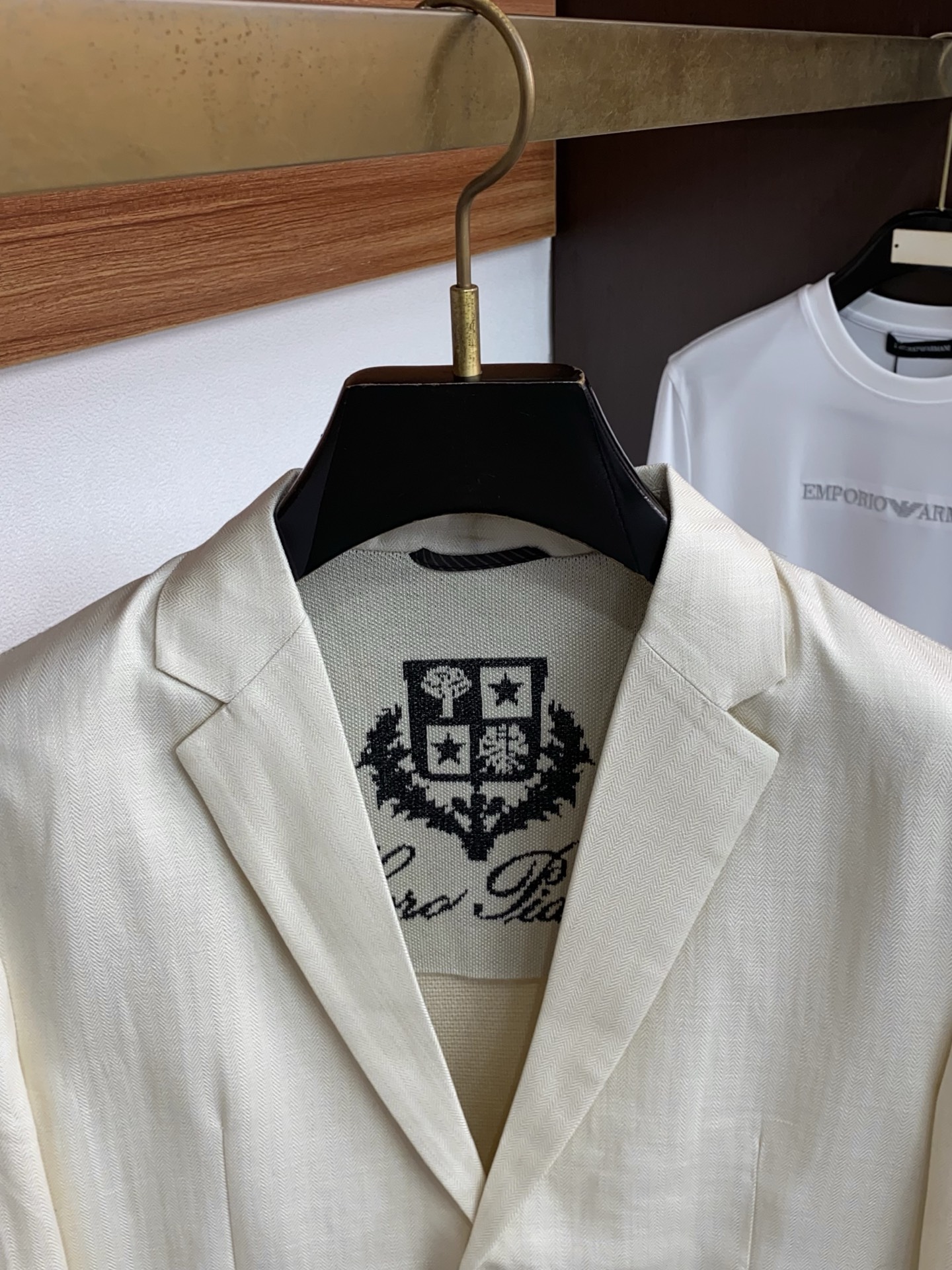 Loro piana 诺悠翩雅 2026新款男士休闲定制棉麻混纺西装领外套。穿上简约干练的休闲外套，瞬间