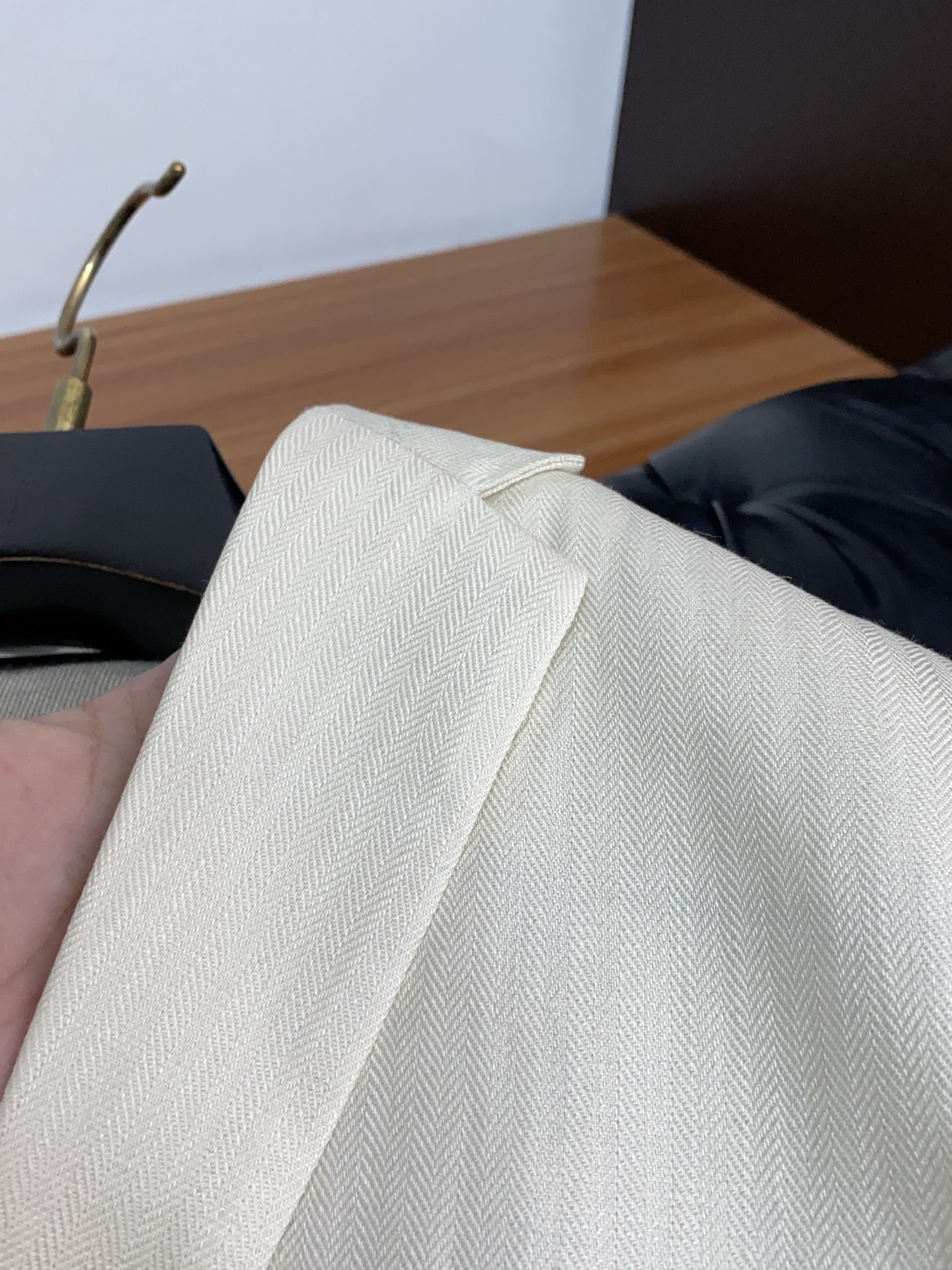 Loro piana 诺悠翩雅 2026新款男士休闲定制棉麻混纺西装领外套。穿上简约干练的休闲外套，瞬间