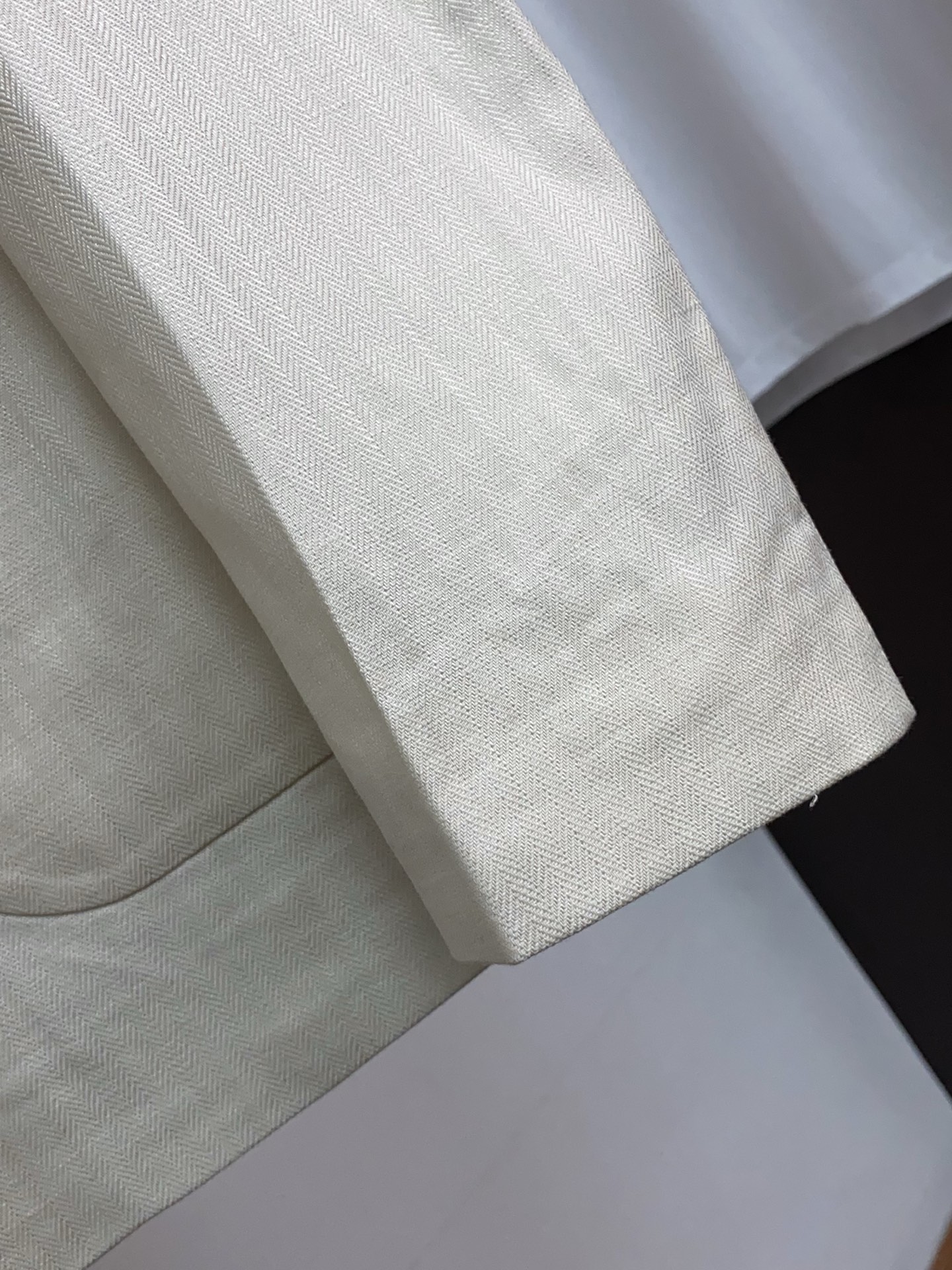 Loro piana 诺悠翩雅 2026新款男士休闲定制棉麻混纺西装领外套。穿上简约干练的休闲外套，瞬间