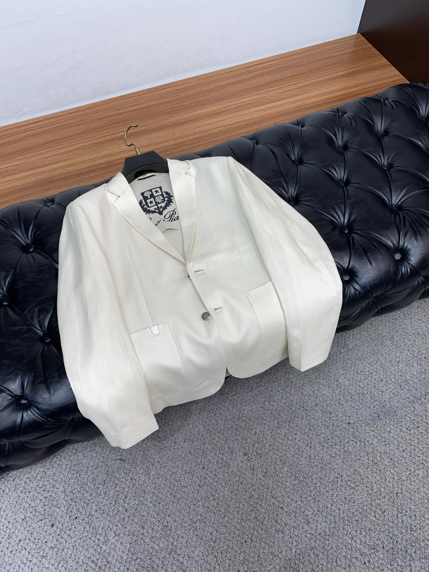 Loro piana 诺悠翩雅 2026新款男士休闲定制棉麻混纺西装领外套。穿上简约干练的休闲外套，瞬间