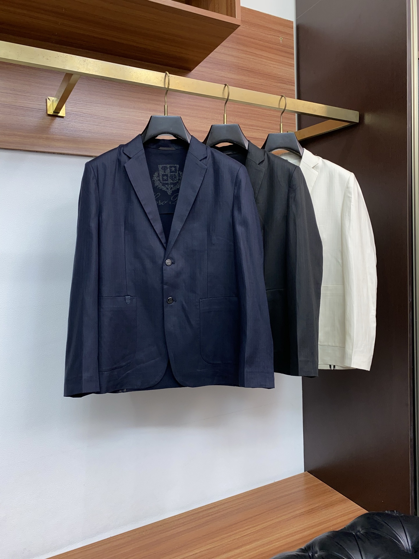 Loro piana 诺悠翩雅 2026新款男士休闲定制棉麻混纺西装领外套。穿上简约干练的休闲外套，瞬间