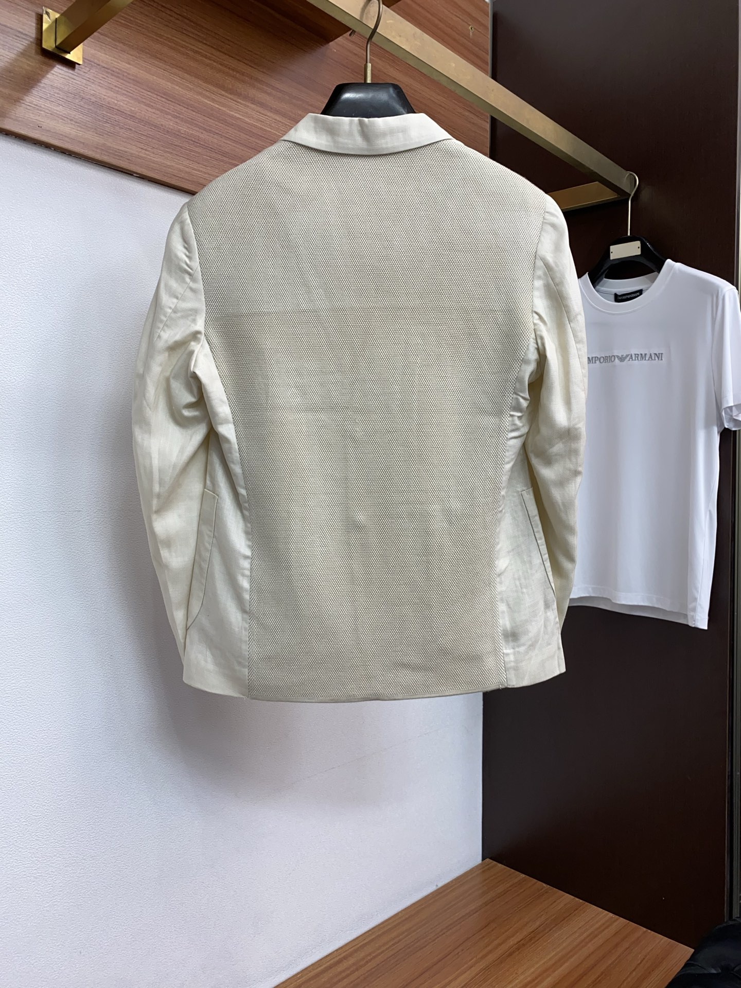 Loro piana 诺悠翩雅 2026新款男士休闲定制棉麻混纺西装领外套。穿上简约干练的休闲外套，瞬间