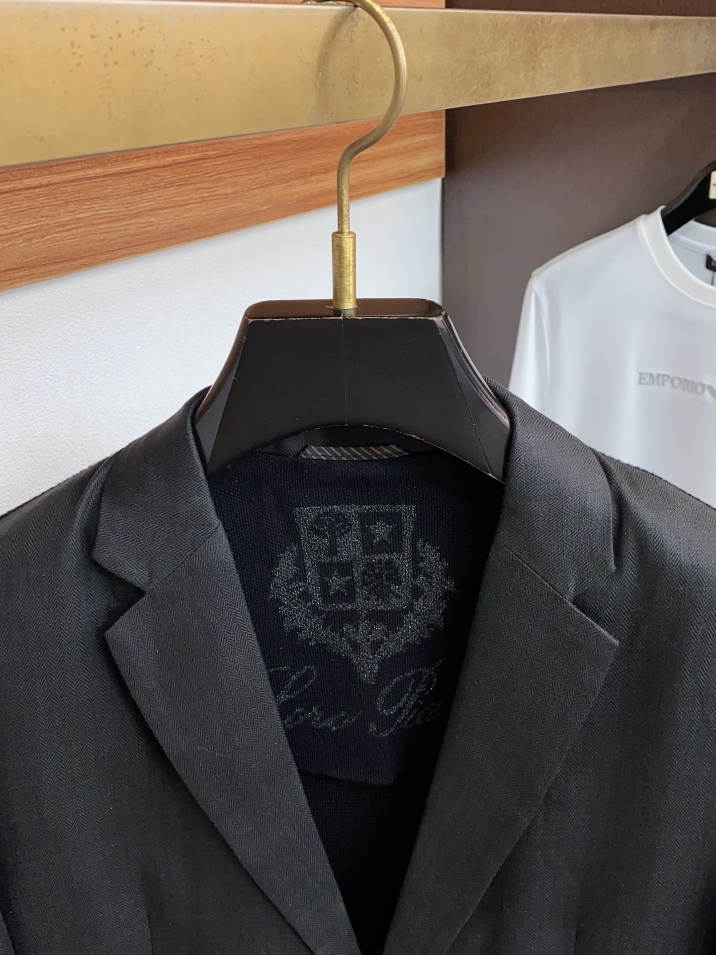 Loro piana 诺悠翩雅 2026新款男士休闲定制棉麻混纺西装领外套。穿上简约干练的休闲外套，瞬间