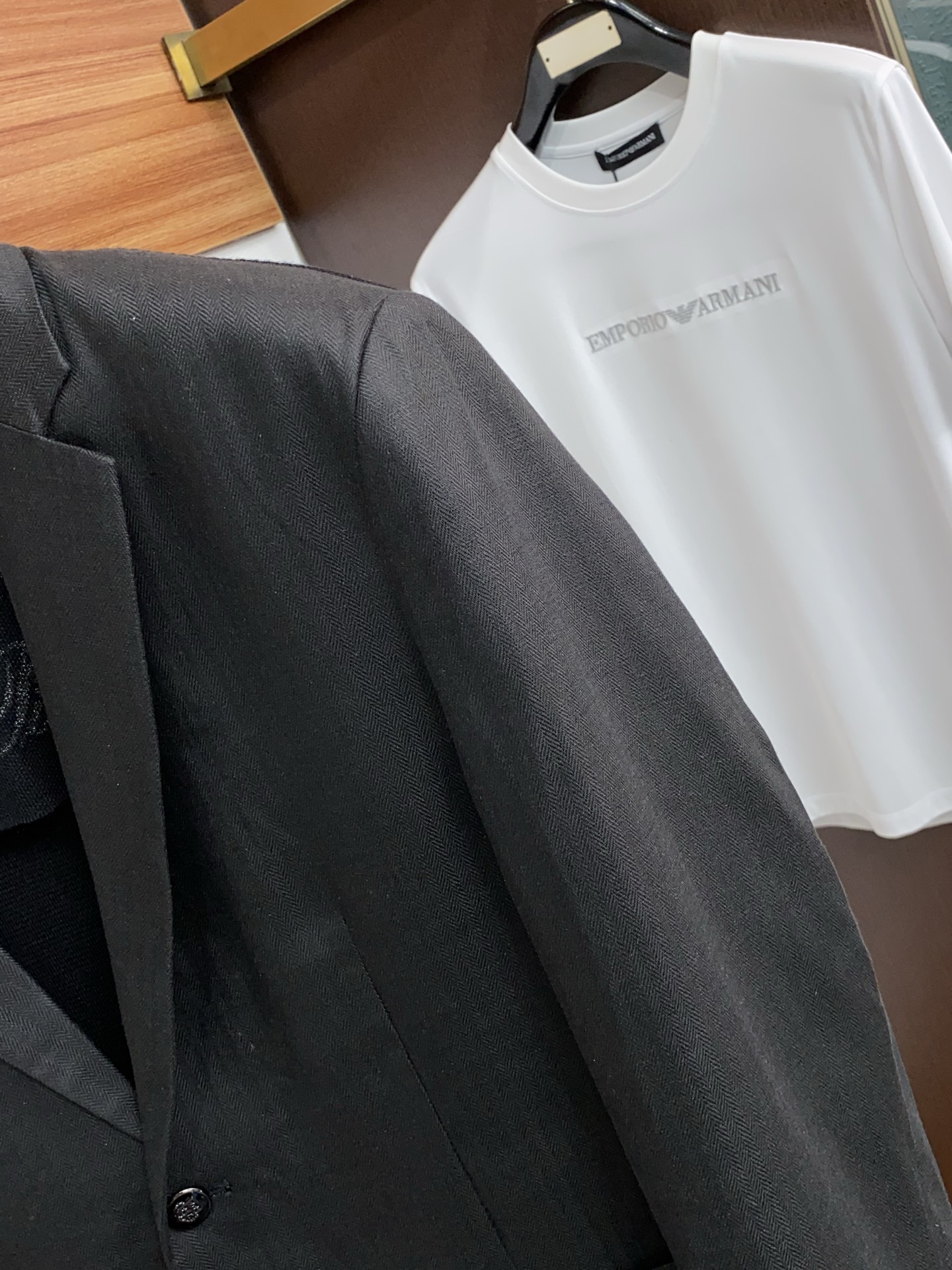 Loro piana 诺悠翩雅 2026新款男士休闲定制棉麻混纺西装领外套。穿上简约干练的休闲外套，瞬间