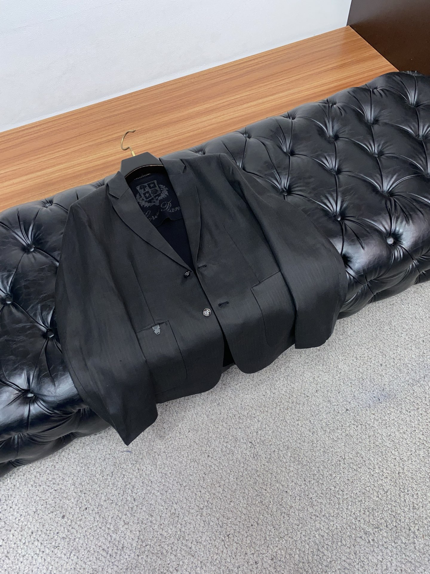 Loro piana 诺悠翩雅 2026新款男士休闲定制棉麻混纺西装领外套。穿上简约干练的休闲外套，瞬间