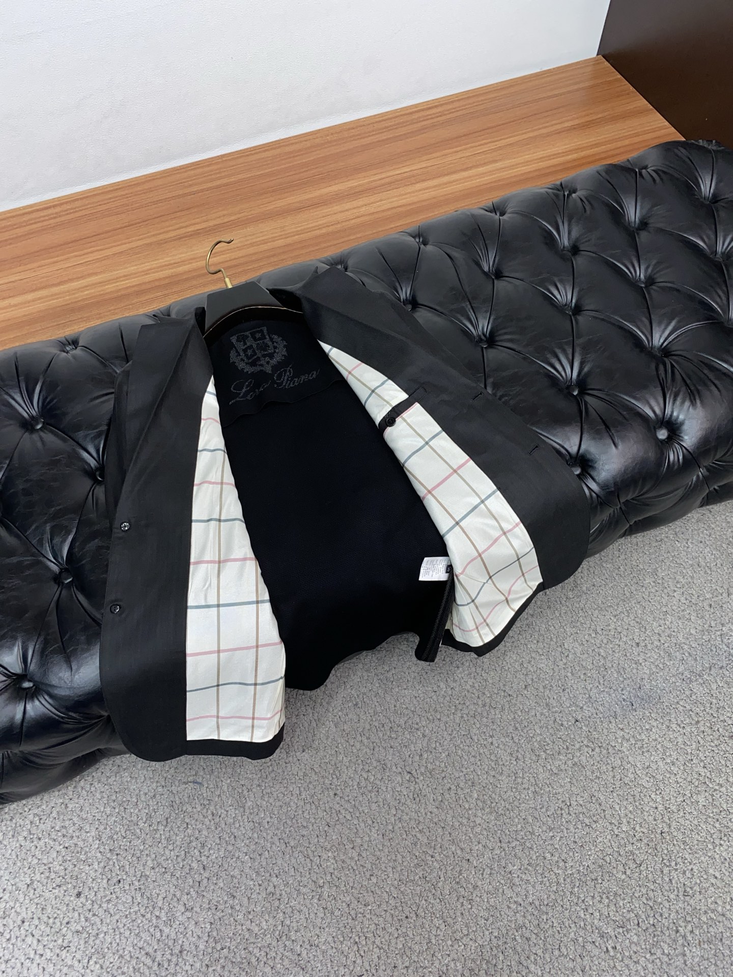 Loro piana 诺悠翩雅 2026新款男士休闲定制棉麻混纺西装领外套。穿上简约干练的休闲外套，瞬间