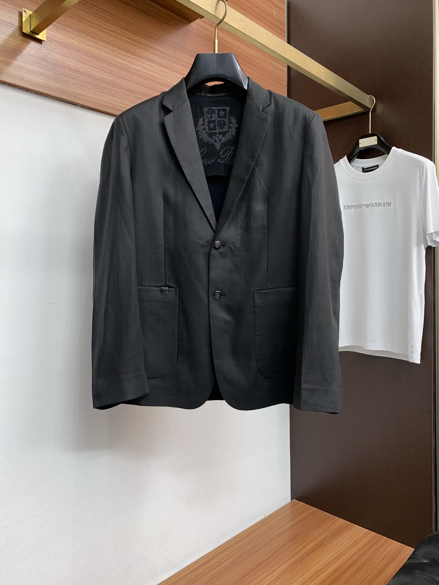 Loro piana 诺悠翩雅 2026新款男士休闲定制棉麻混纺西装领外套。穿上简约干练的休闲外套，瞬间