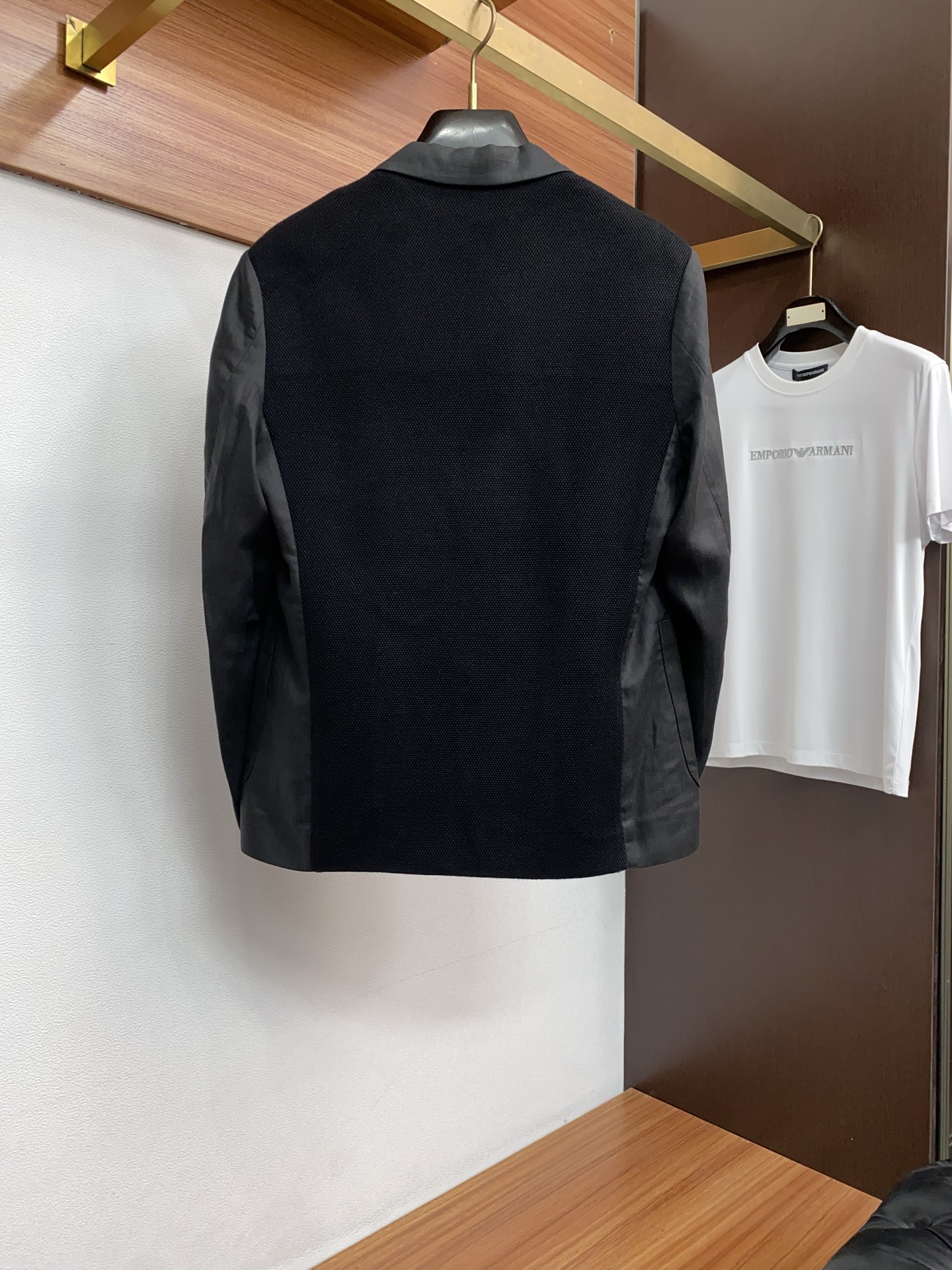 Loro piana 诺悠翩雅 2026新款男士休闲定制棉麻混纺西装领外套。穿上简约干练的休闲外套，瞬间