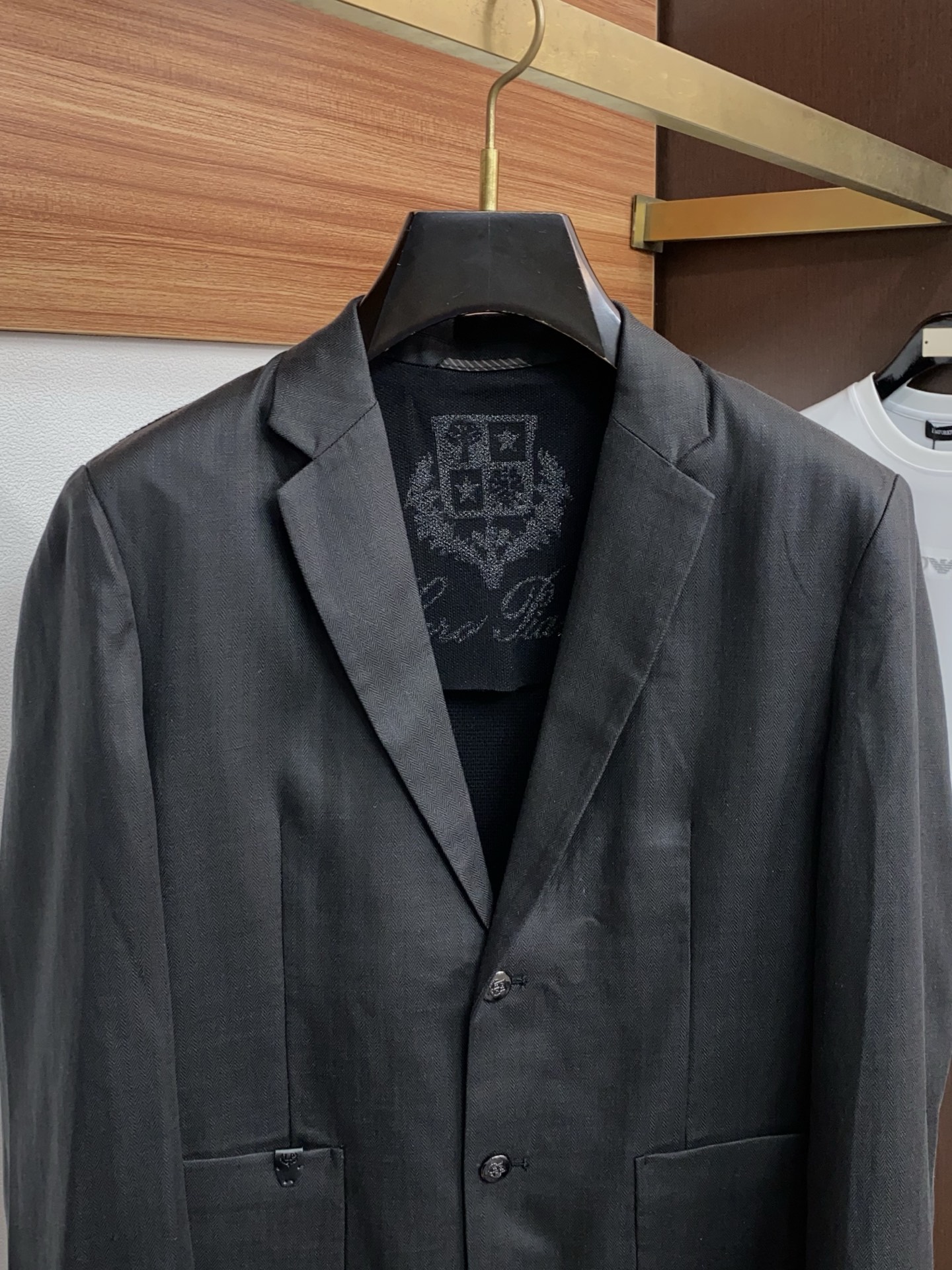 Loro piana 诺悠翩雅 2026新款男士休闲定制棉麻混纺西装领外套。穿上简约干练的休闲外套，瞬间