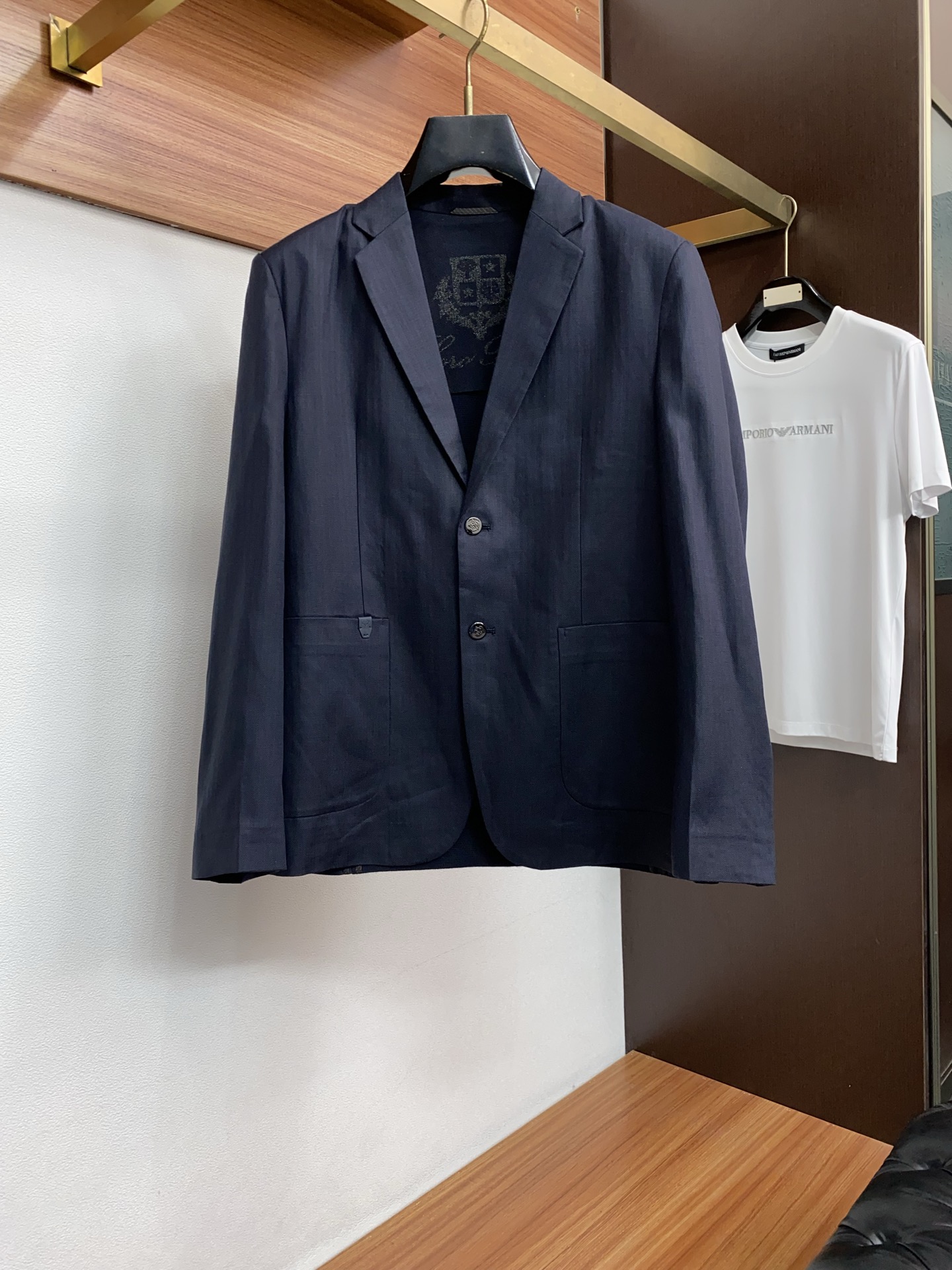 Loro piana 诺悠翩雅 2026新款男士休闲定制棉麻混纺西装领外套。穿上简约干练的休闲外套，瞬间