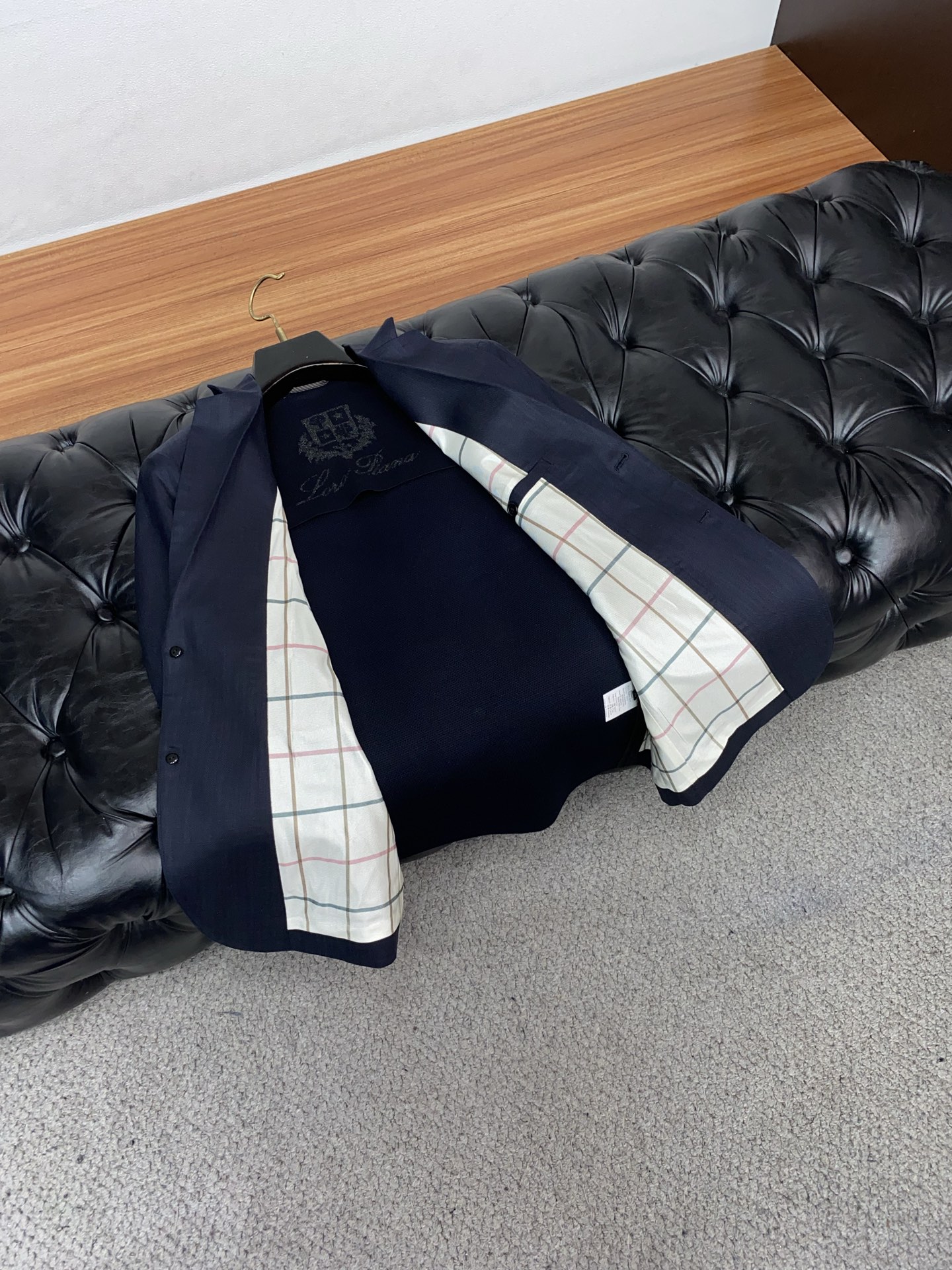 Loro piana 诺悠翩雅 2026新款男士休闲定制棉麻混纺西装领外套。穿上简约干练的休闲外套，瞬间