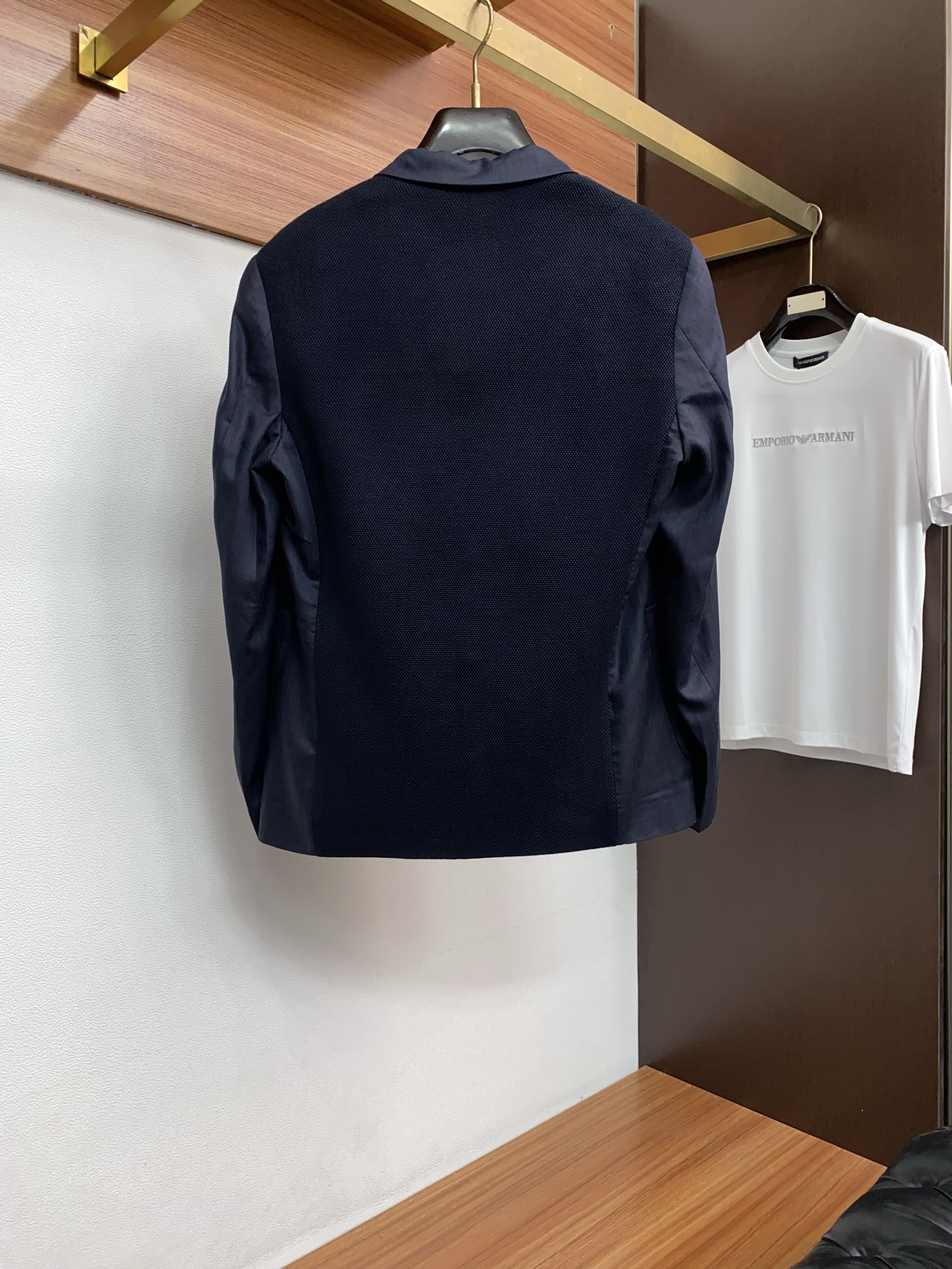 Loro piana 诺悠翩雅 2026新款男士休闲定制棉麻混纺西装领外套。穿上简约干练的休闲外套，瞬间