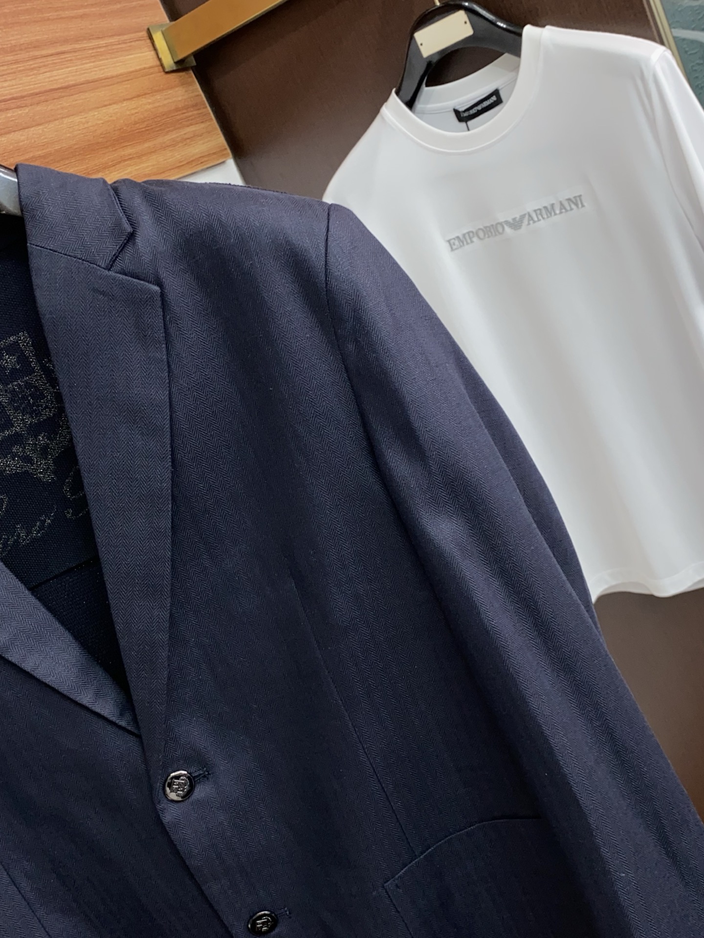 Loro piana 诺悠翩雅 2026新款男士休闲定制棉麻混纺西装领外套。穿上简约干练的休闲外套，瞬间