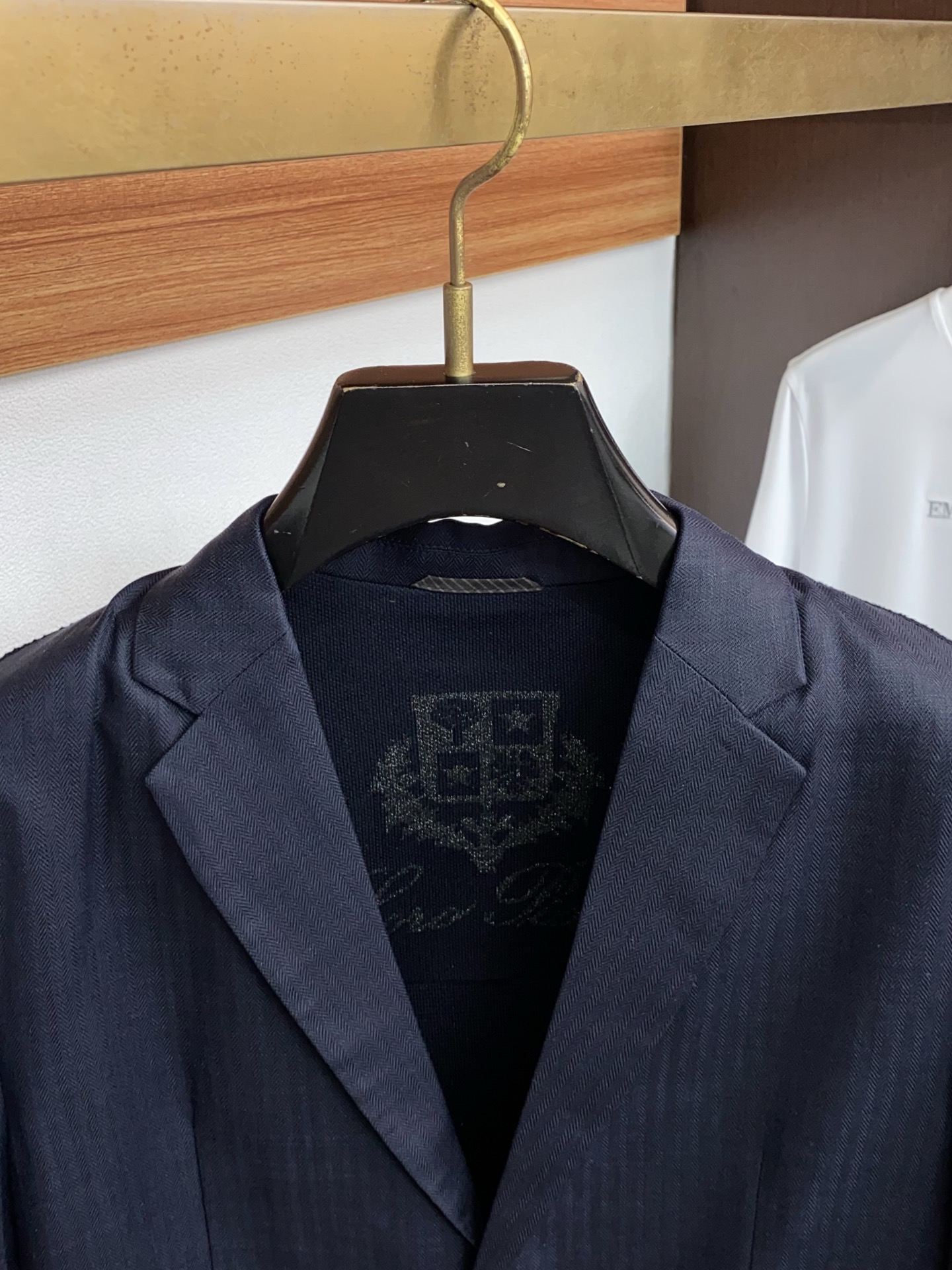 Loro piana 诺悠翩雅 2026新款男士休闲定制棉麻混纺西装领外套。穿上简约干练的休闲外套，瞬间