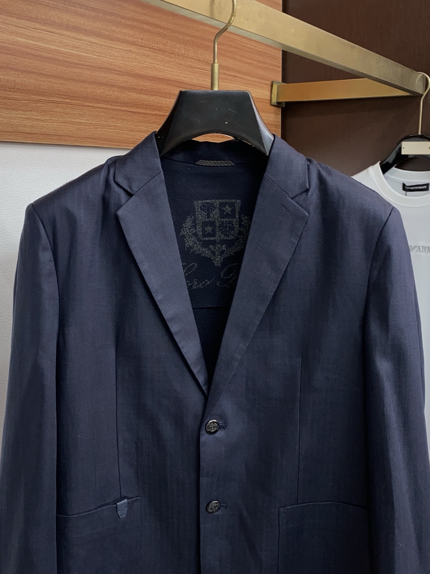 Loro piana 诺悠翩雅 2026新款男士休闲定制棉麻混纺西装领外套。穿上简约干练的休闲外套，瞬间