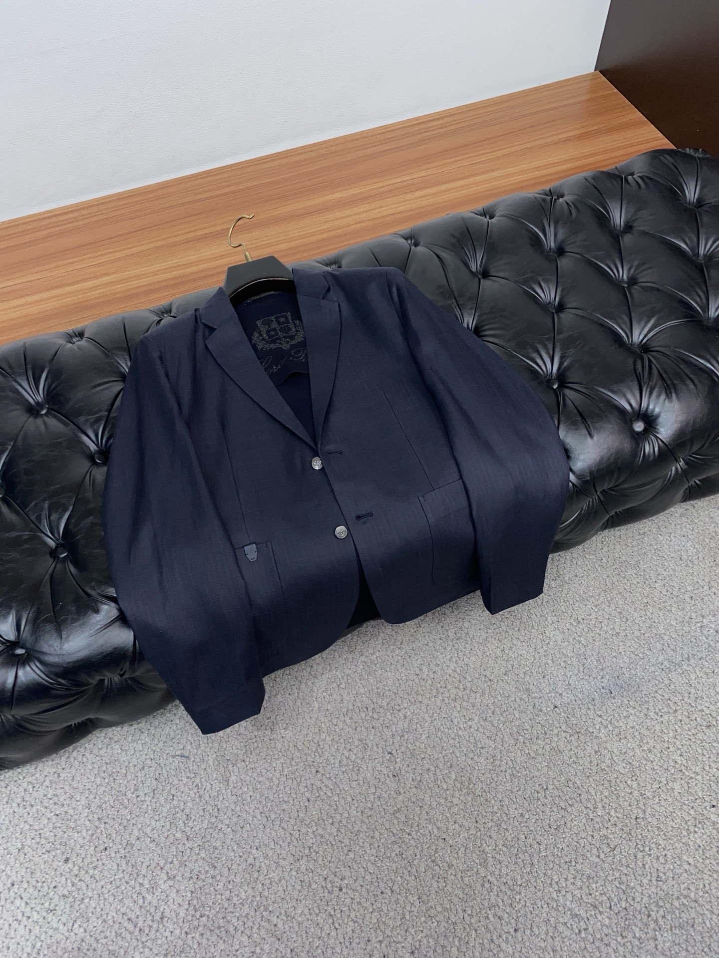 Loro piana 诺悠翩雅 2026新款男士休闲定制棉麻混纺西装领外套。穿上简约干练的休闲外套，瞬间