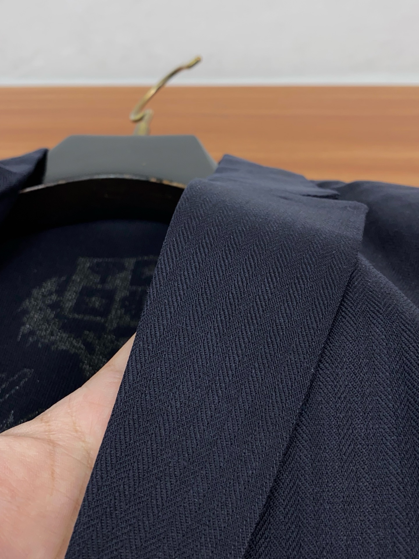 Loro piana 诺悠翩雅 2026新款男士休闲定制棉麻混纺西装领外套。穿上简约干练的休闲外套，瞬间