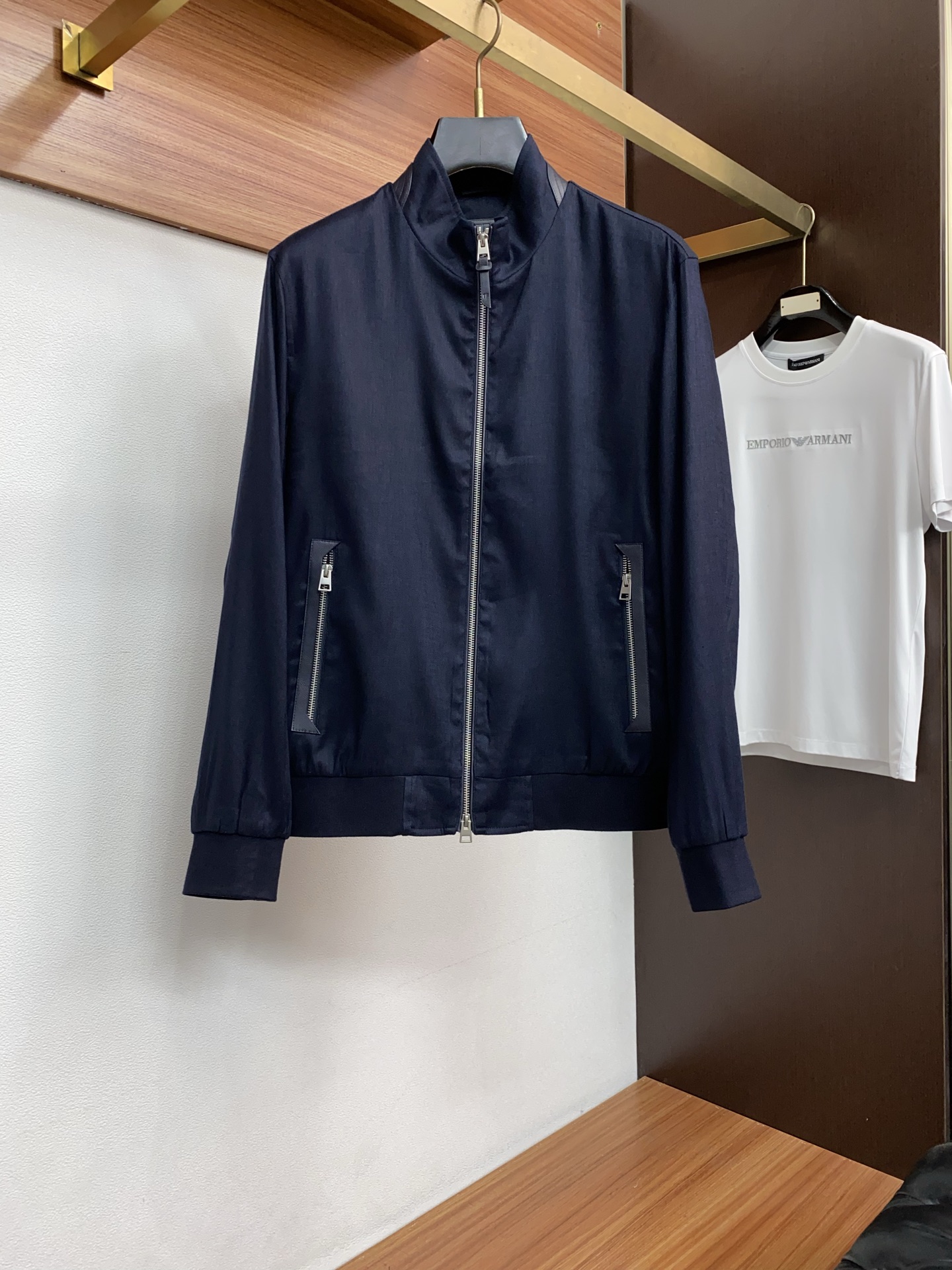 TF 2026新款男士休闲定制棉麻混纺立领夹克外套。穿上简约干练的休闲外套，瞬间重回时髦霸气，又是活力满