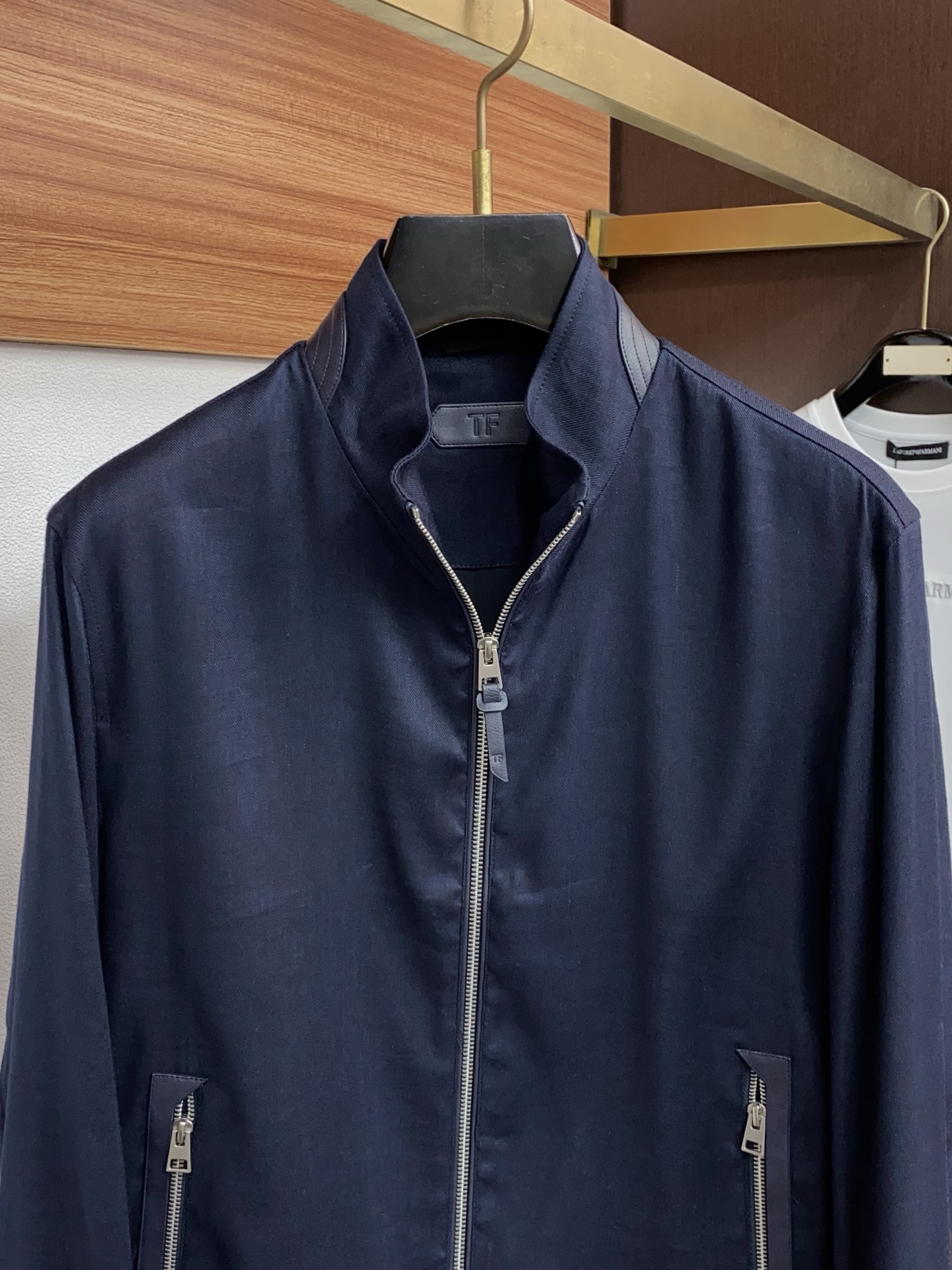 TF 2026新款男士休闲定制棉麻混纺立领夹克外套。穿上简约干练的休闲外套，瞬间重回时髦霸气，又是活力满